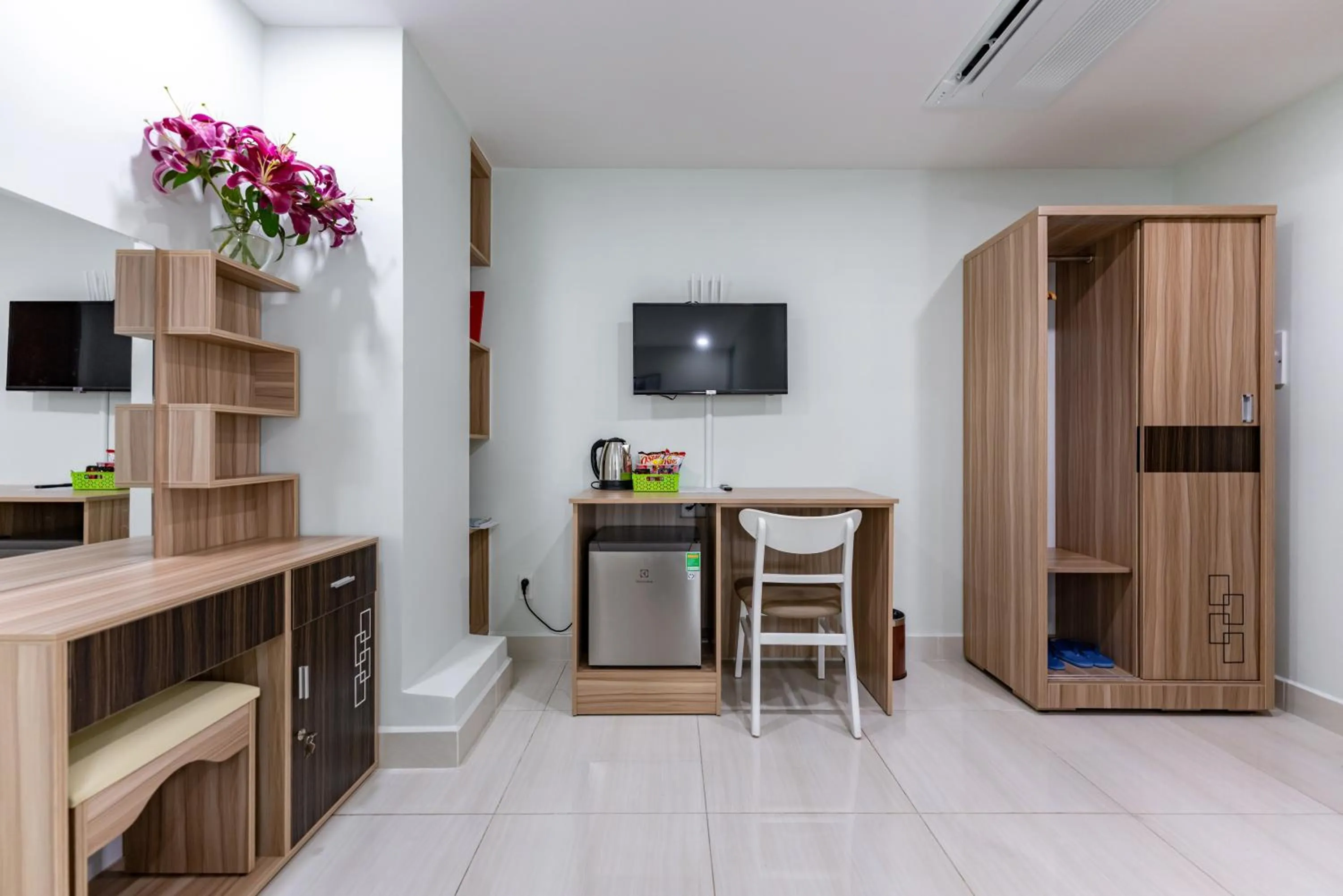 TV and multimedia in Cherry Hotel and Apartment