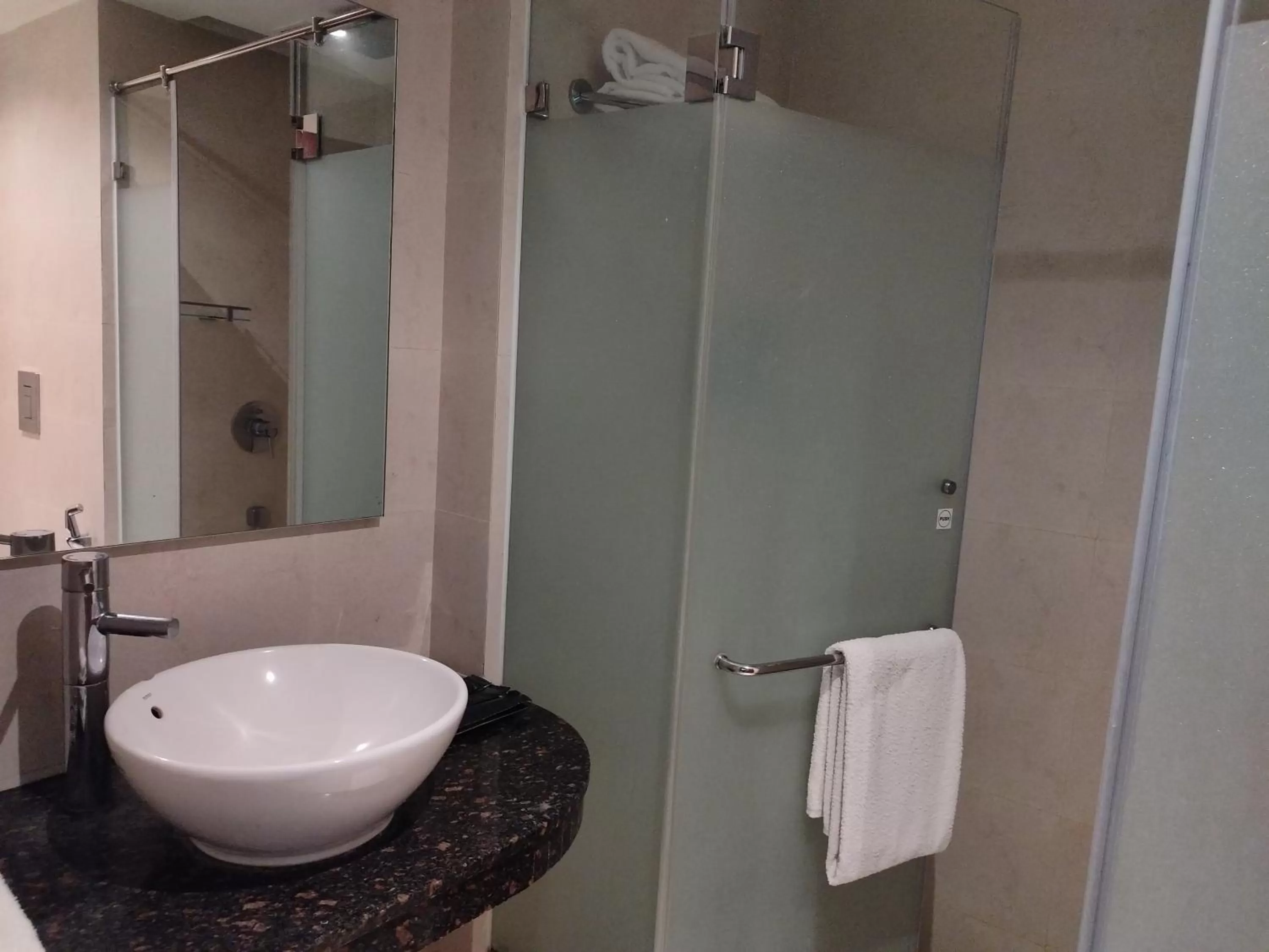 Shower in Courtyard by Marriott Madurai