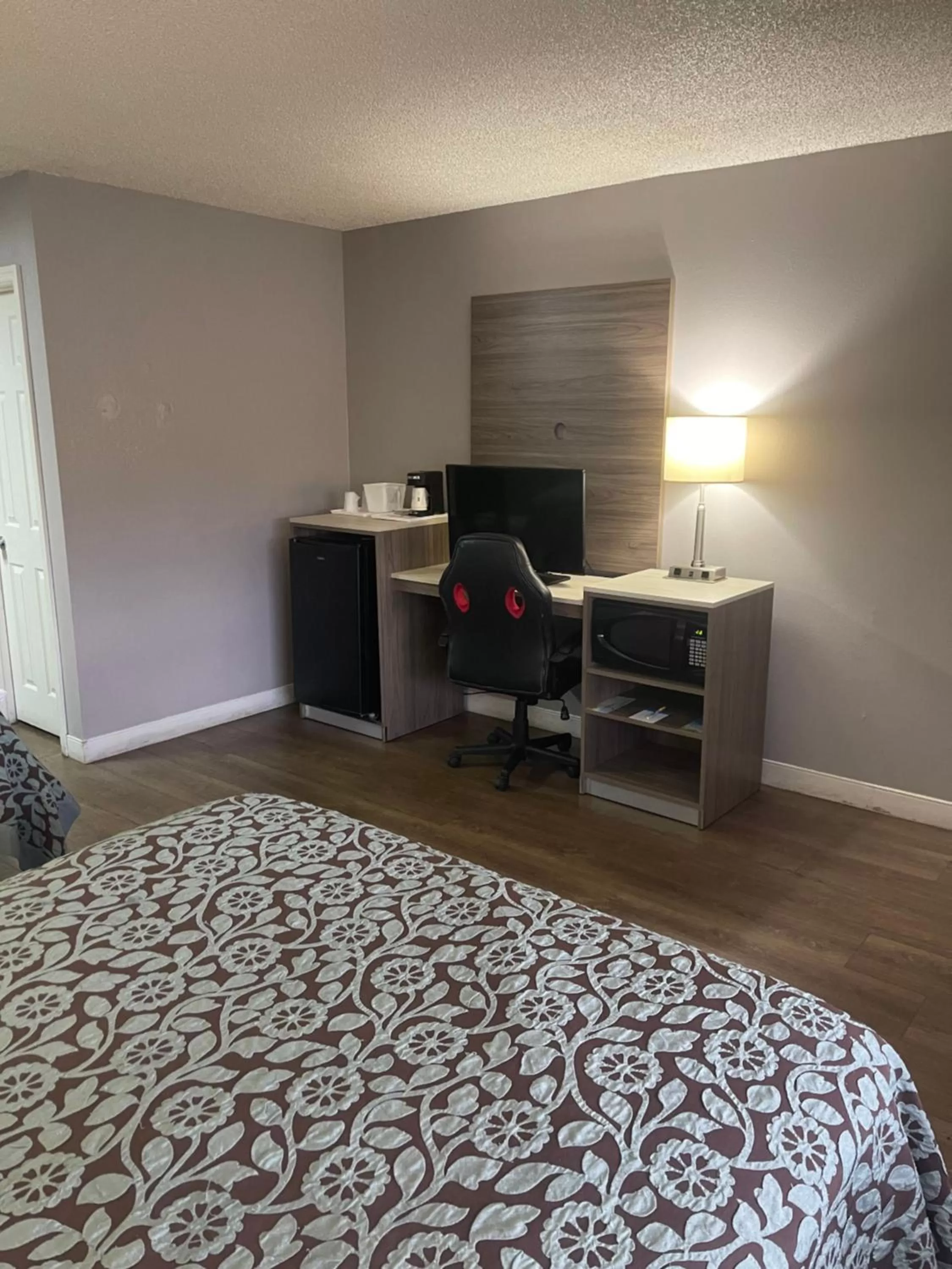 hair dresser, Bed in Days Inn by Wyndham Orange City/Deland