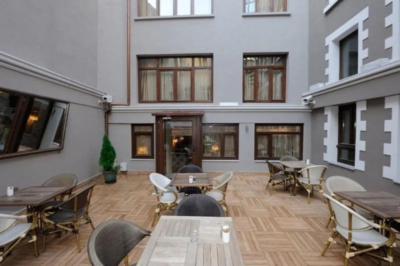 Restaurant/places to eat in Collage Pera Hotel