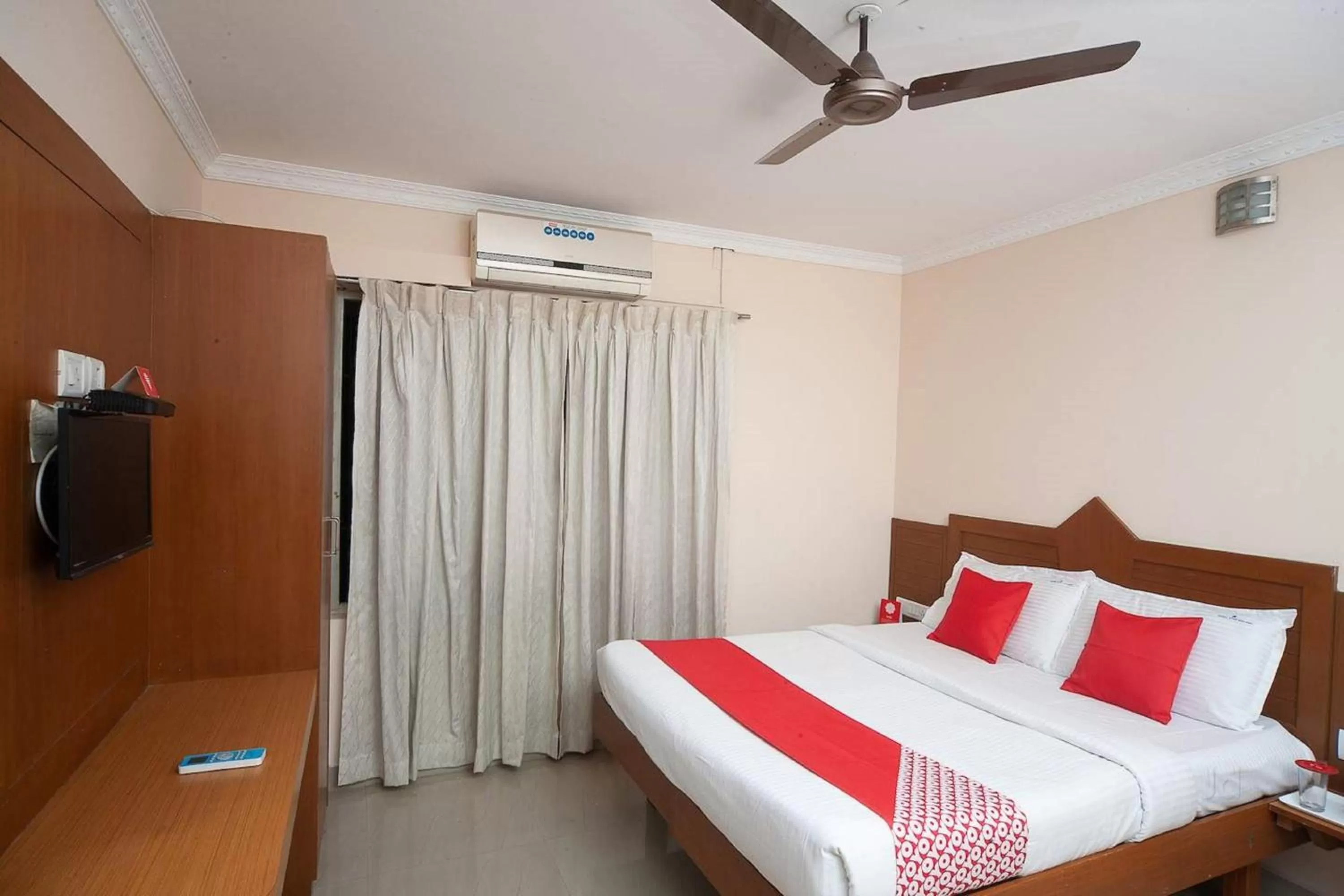 Photo of the whole room, Bed in Silver Cloud Hotel Sholinganallur