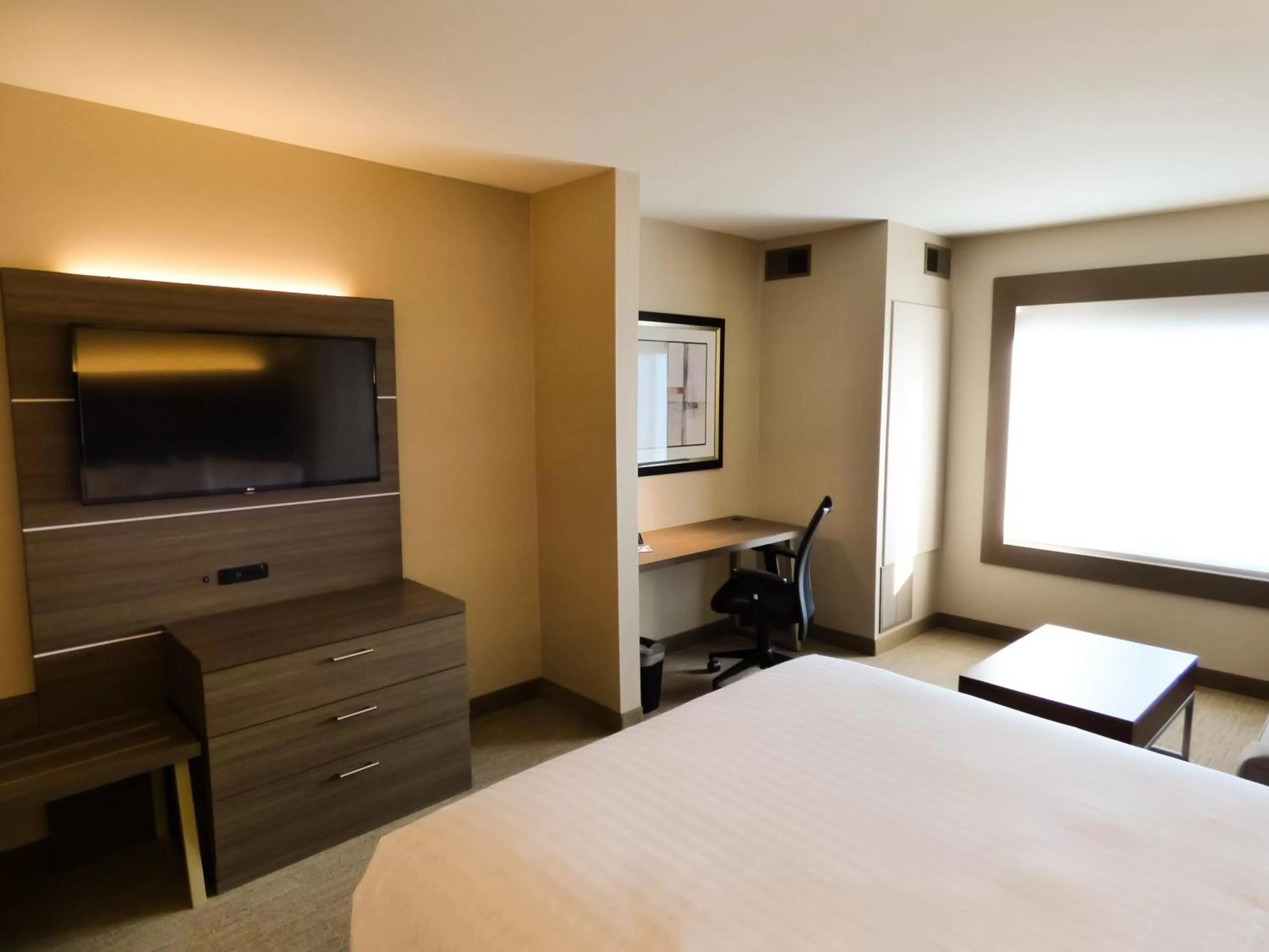 Photo of the whole room, Bed in Holiday Inn Express & Suites Plymouth - Ann Arbor Area by IHG