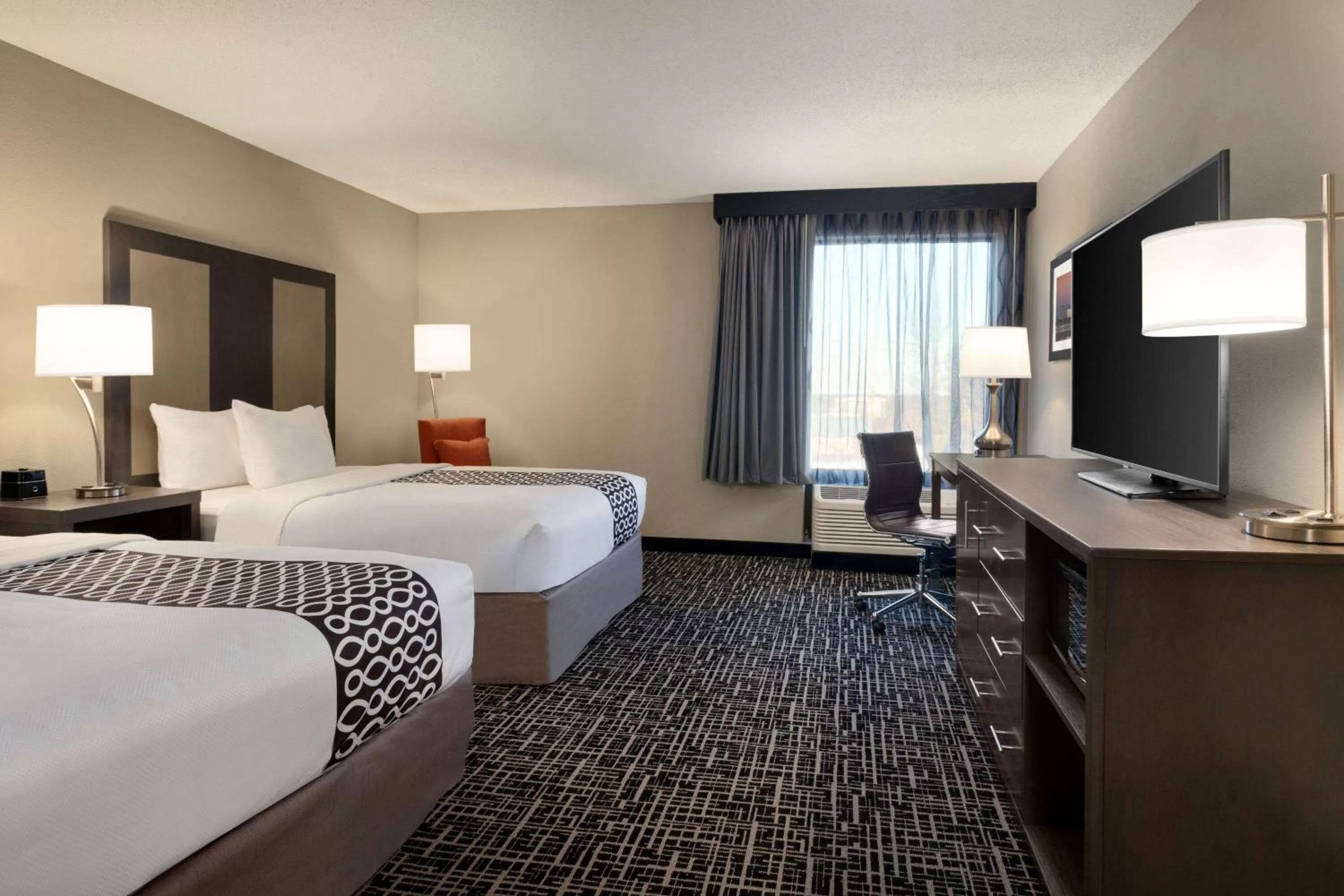 Photo of the whole room, Bed in La Quinta Inn & Suites by Wyndham St Louis Route 66