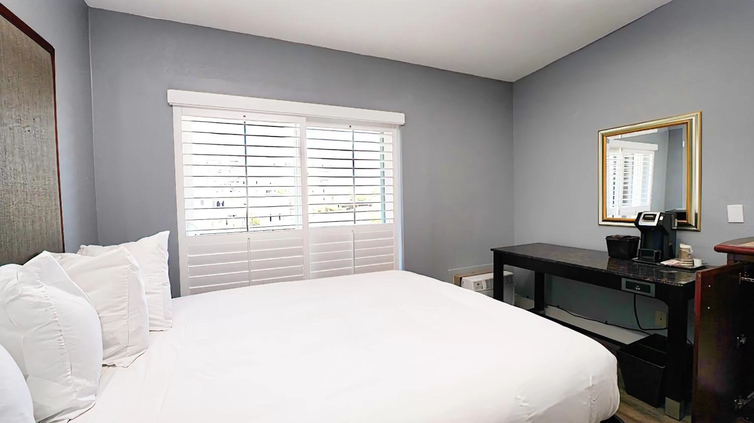 Bedroom, Bed in SeaSide Inn & Suites