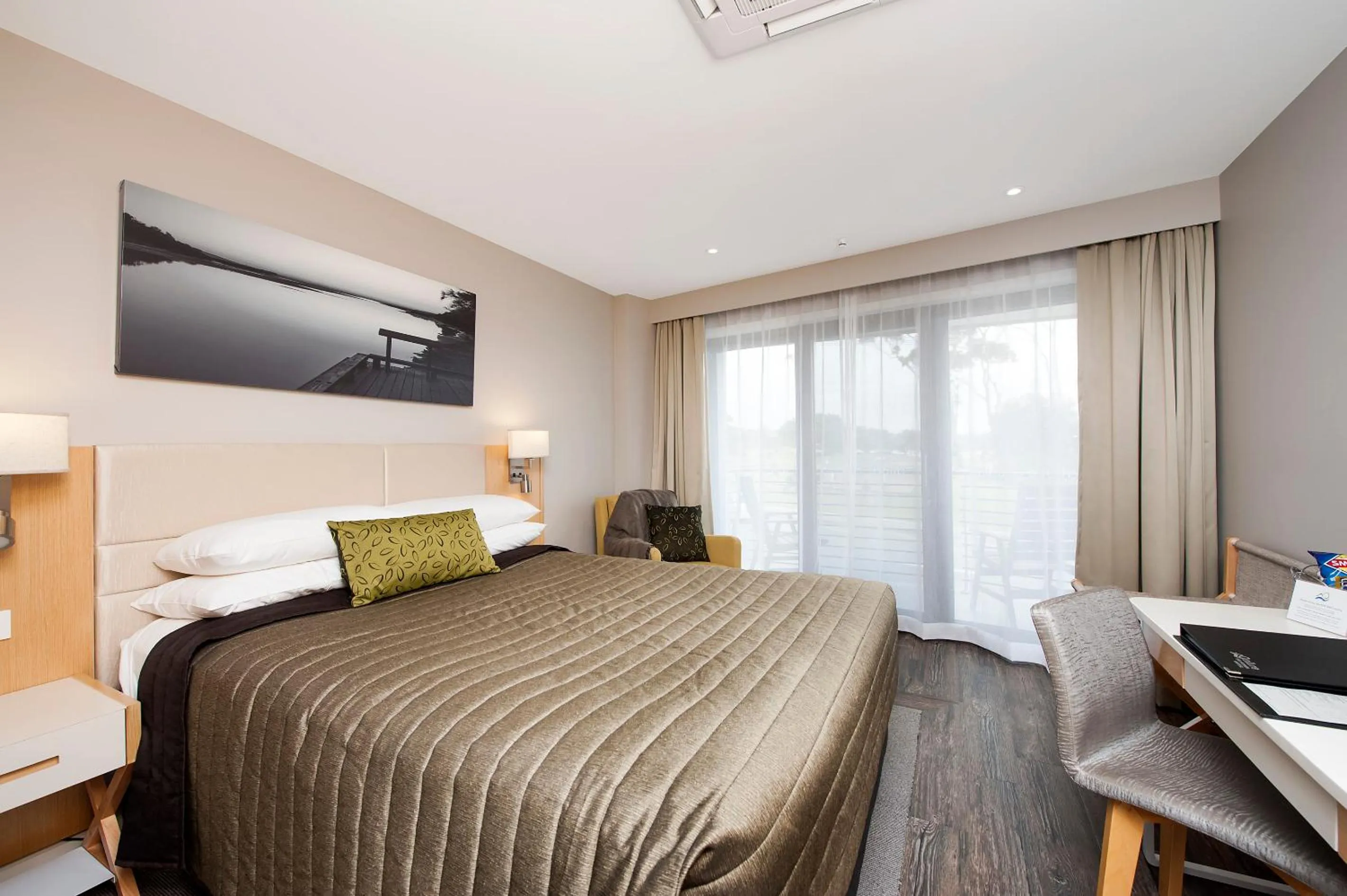 Balcony/Terrace, Bed in Allure On Ocean Motel - Mollymook Beach