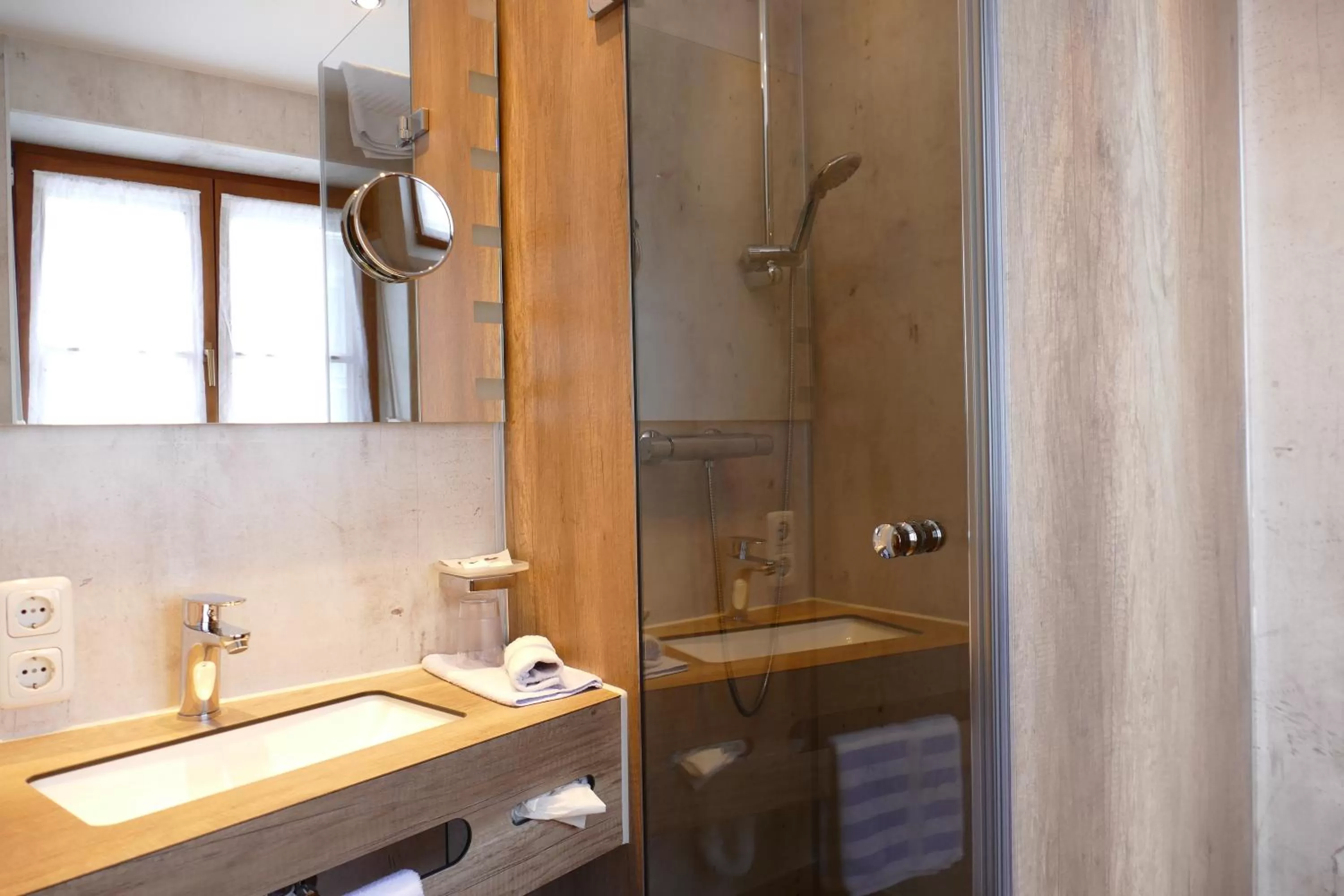 Bathroom in Altstadt-Hotel Zum Hechten