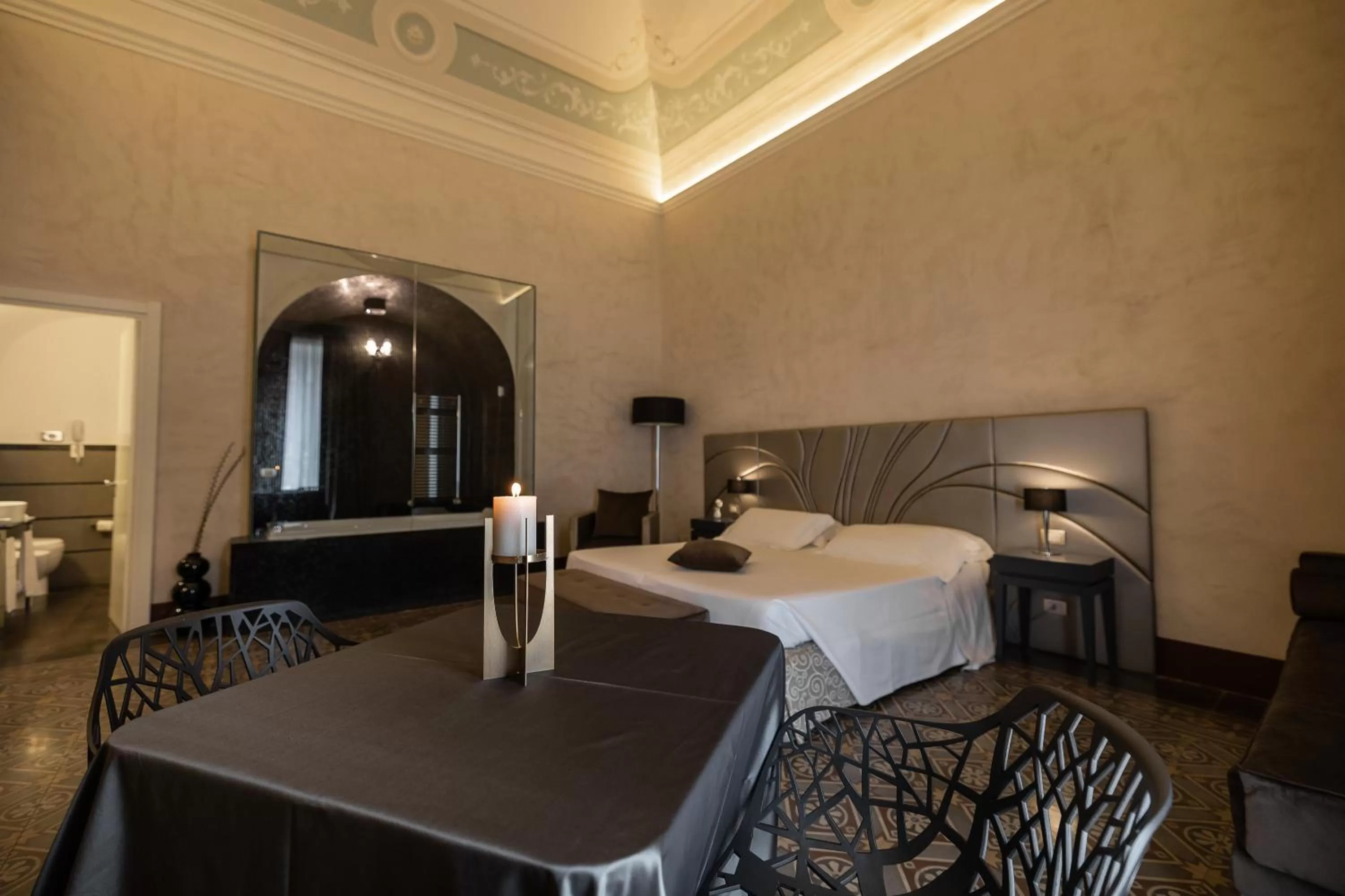 Suite with Hot Tub in De Stefano Palace Luxury Hotel