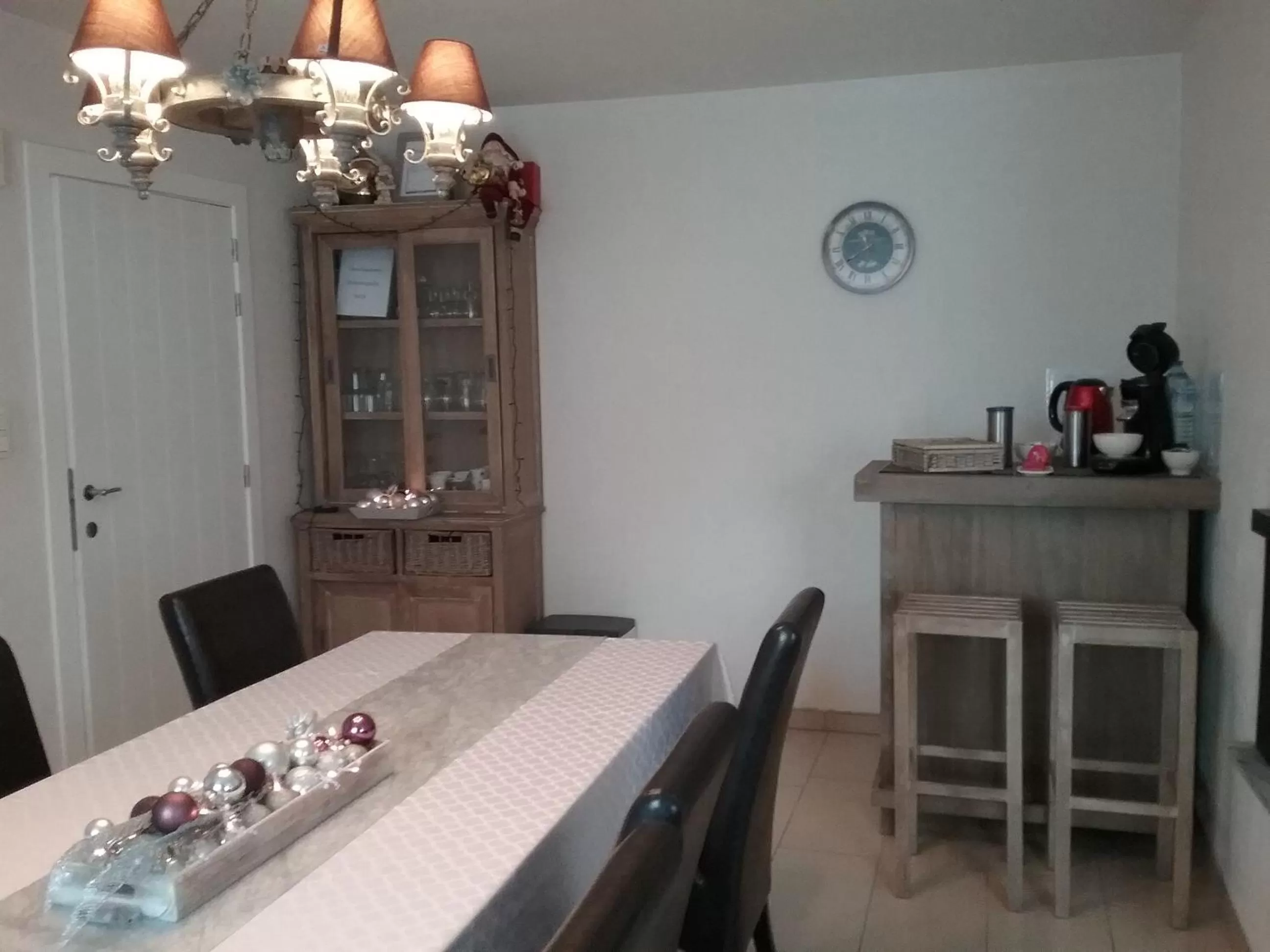 Communal lounge/ TV room in B&B 't Hemelbedje