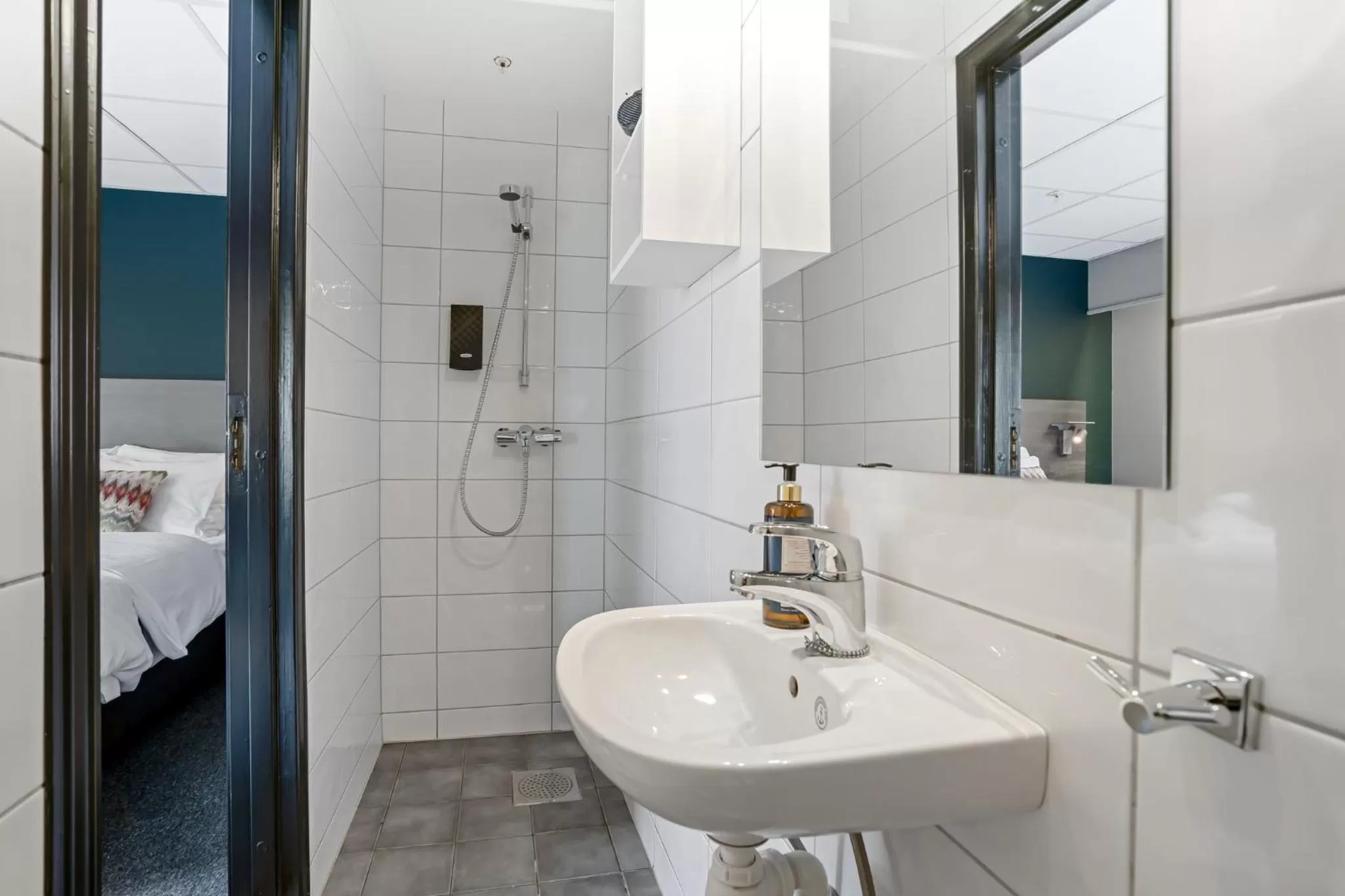 Shower, Bed in Hotel Haugesund
