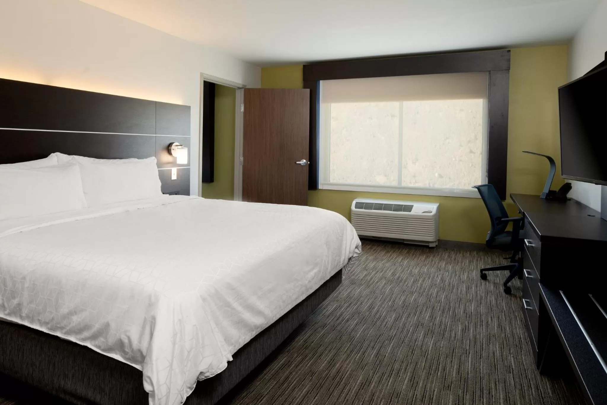 Photo of the whole room, Bed in Holiday Inn Express & Suites - Bullhead City by IHG