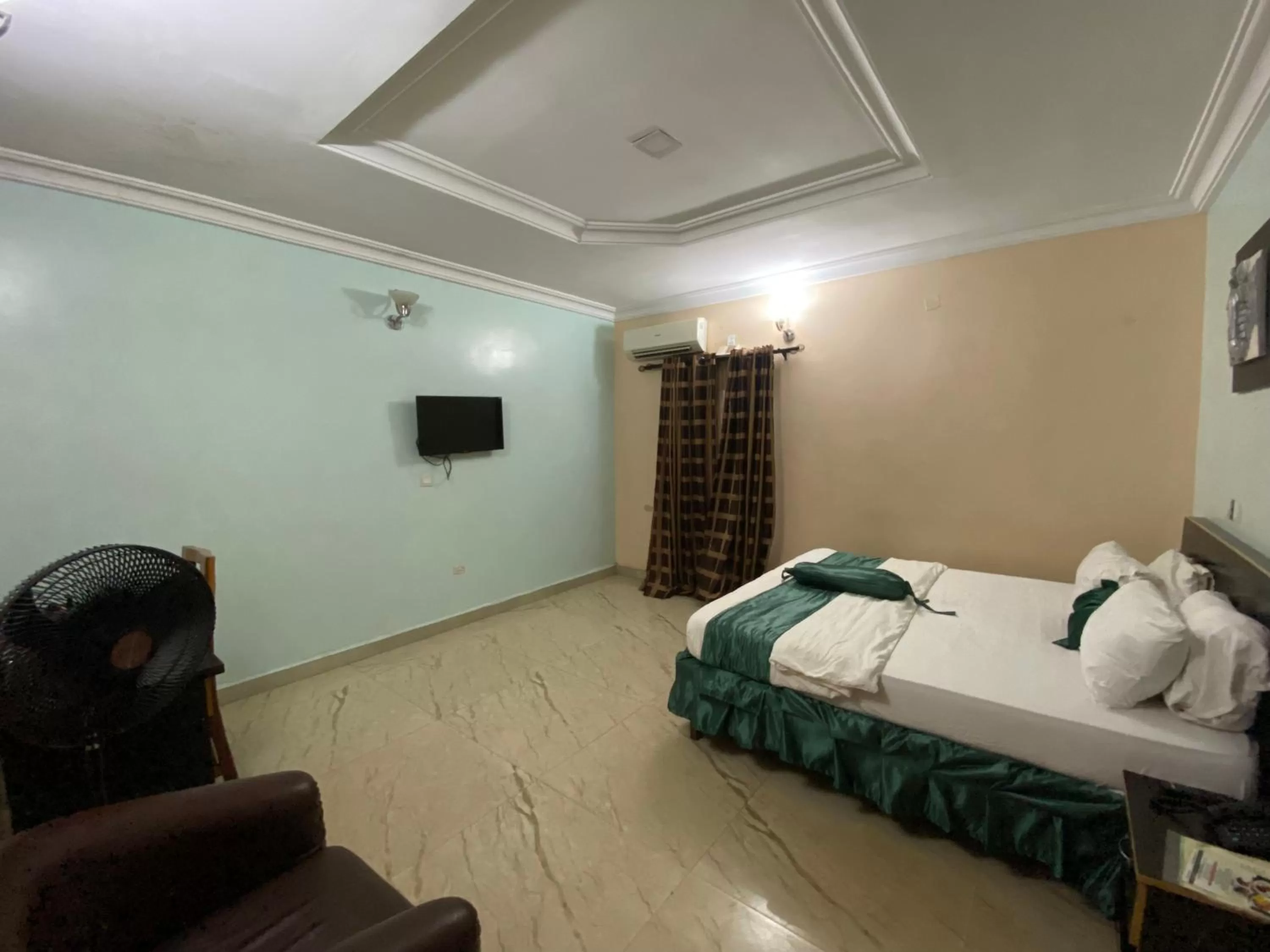 Bed in Nue-Crest Hotels & Suites