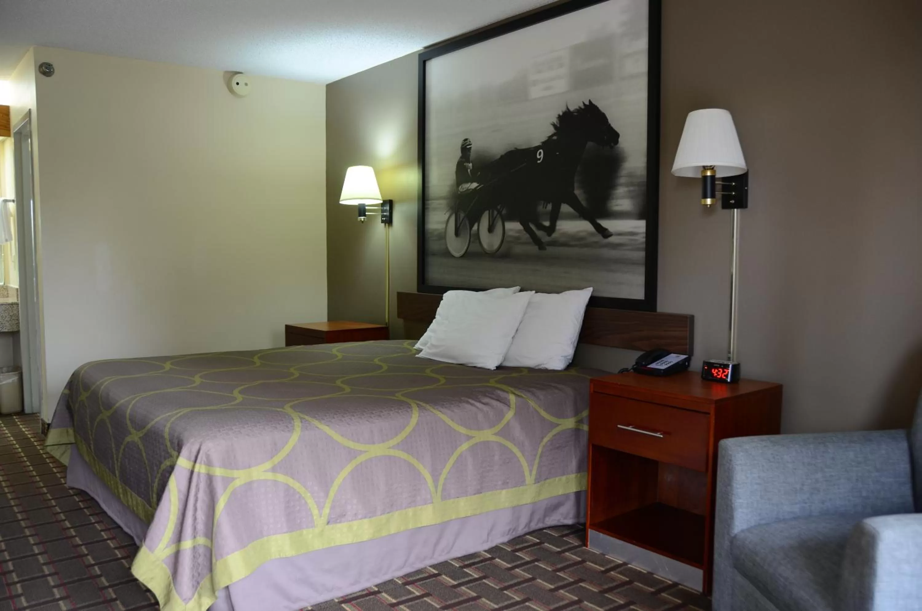 Photo of the whole room, Bed in Super 8 by Wyndham Franklin Hwy 31