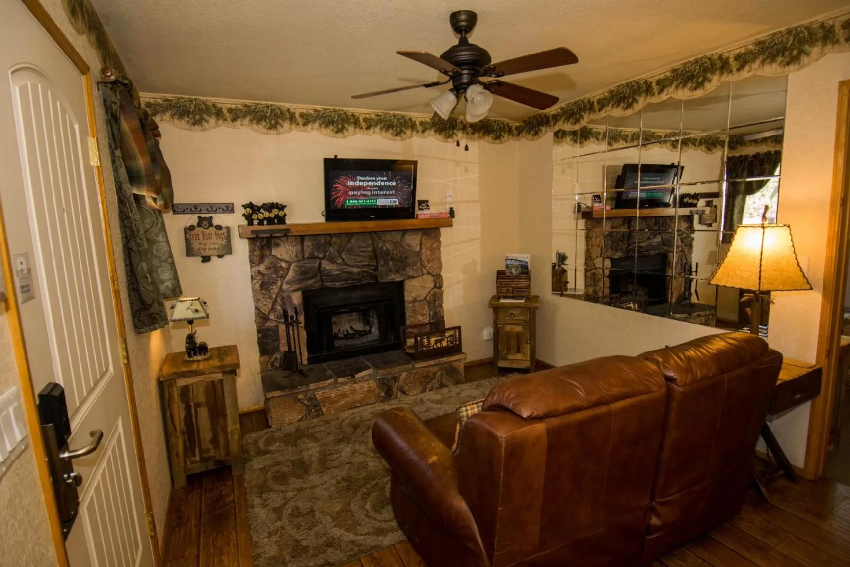 Living room, Seating Area in Hillcrest Suites & Cabins