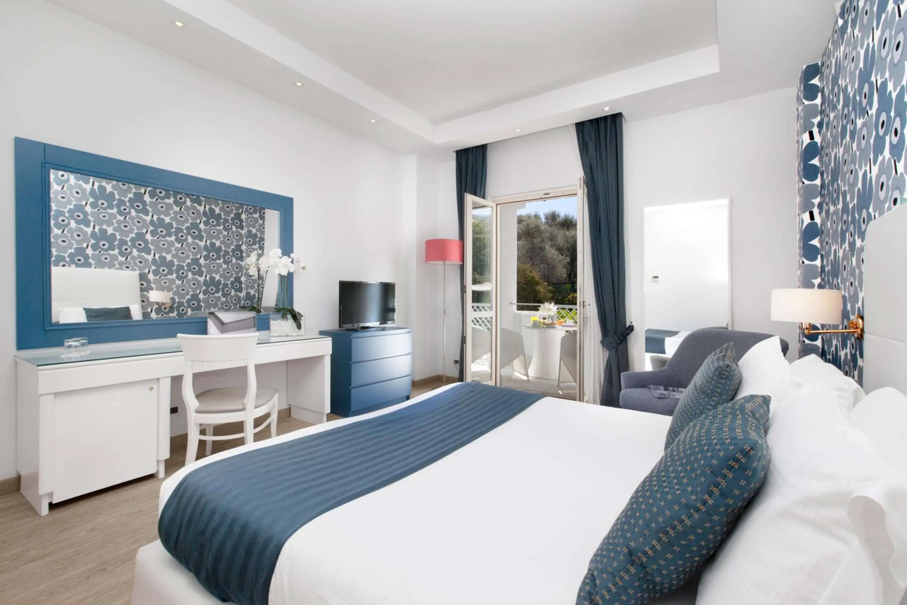 Bedroom, Bed in Atlantic Palace Hotel