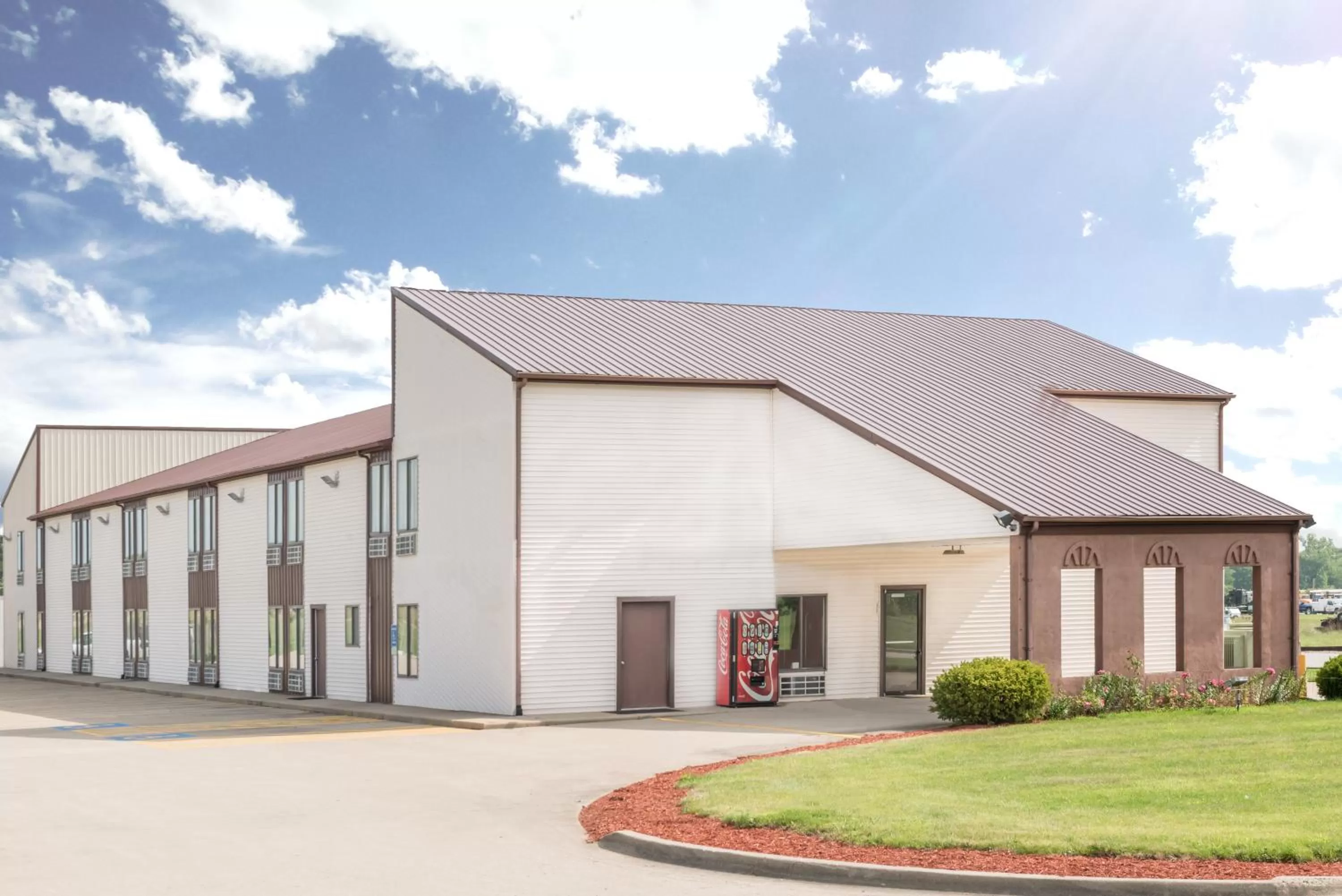 Facade/entrance in Super 8 by Wyndham Marshall