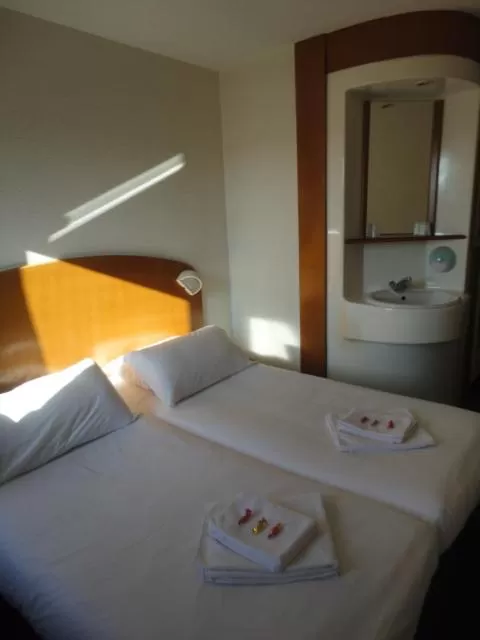 Bed in Quick Palace Epinal