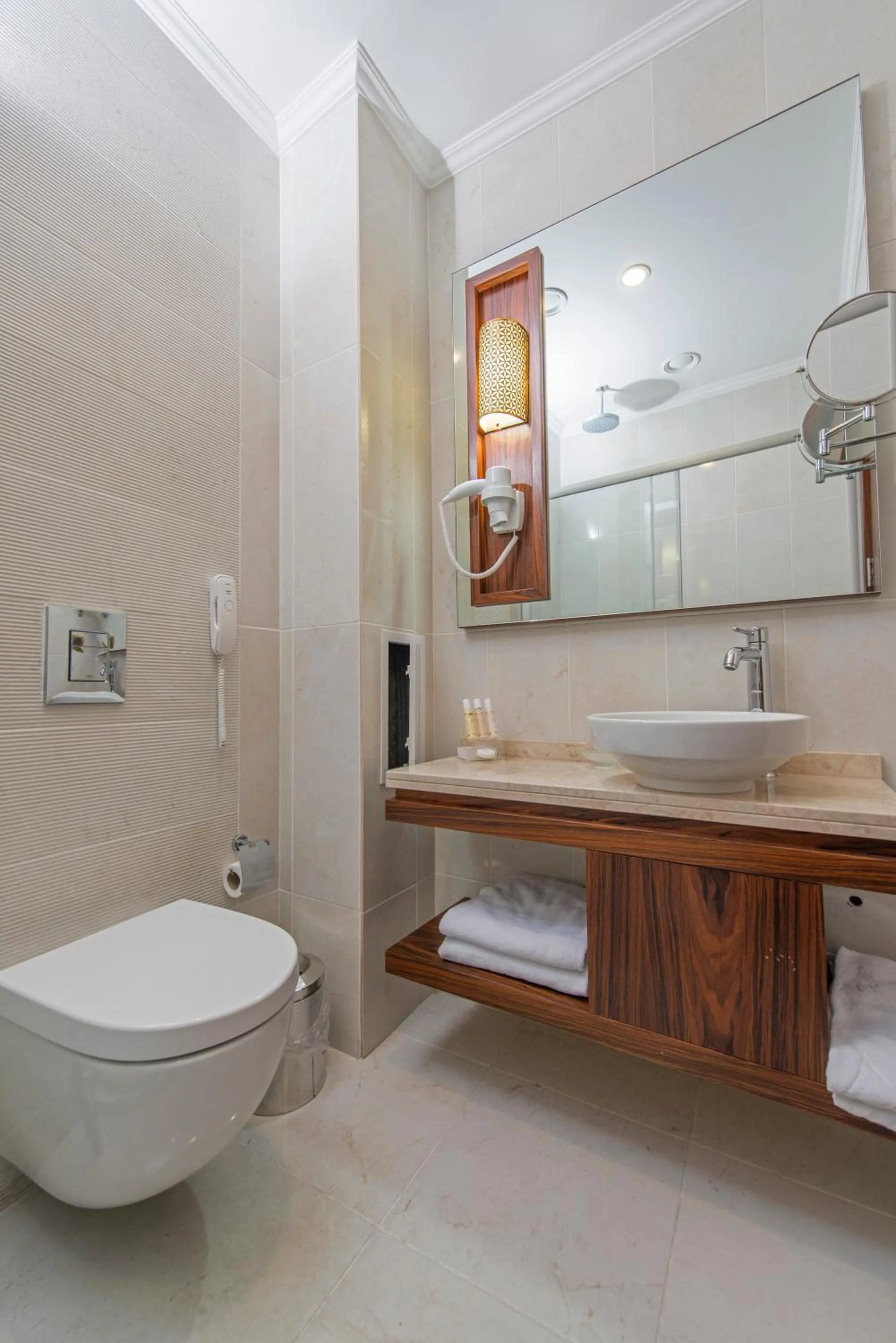 Toilet in MidMar Deluxe Hotel