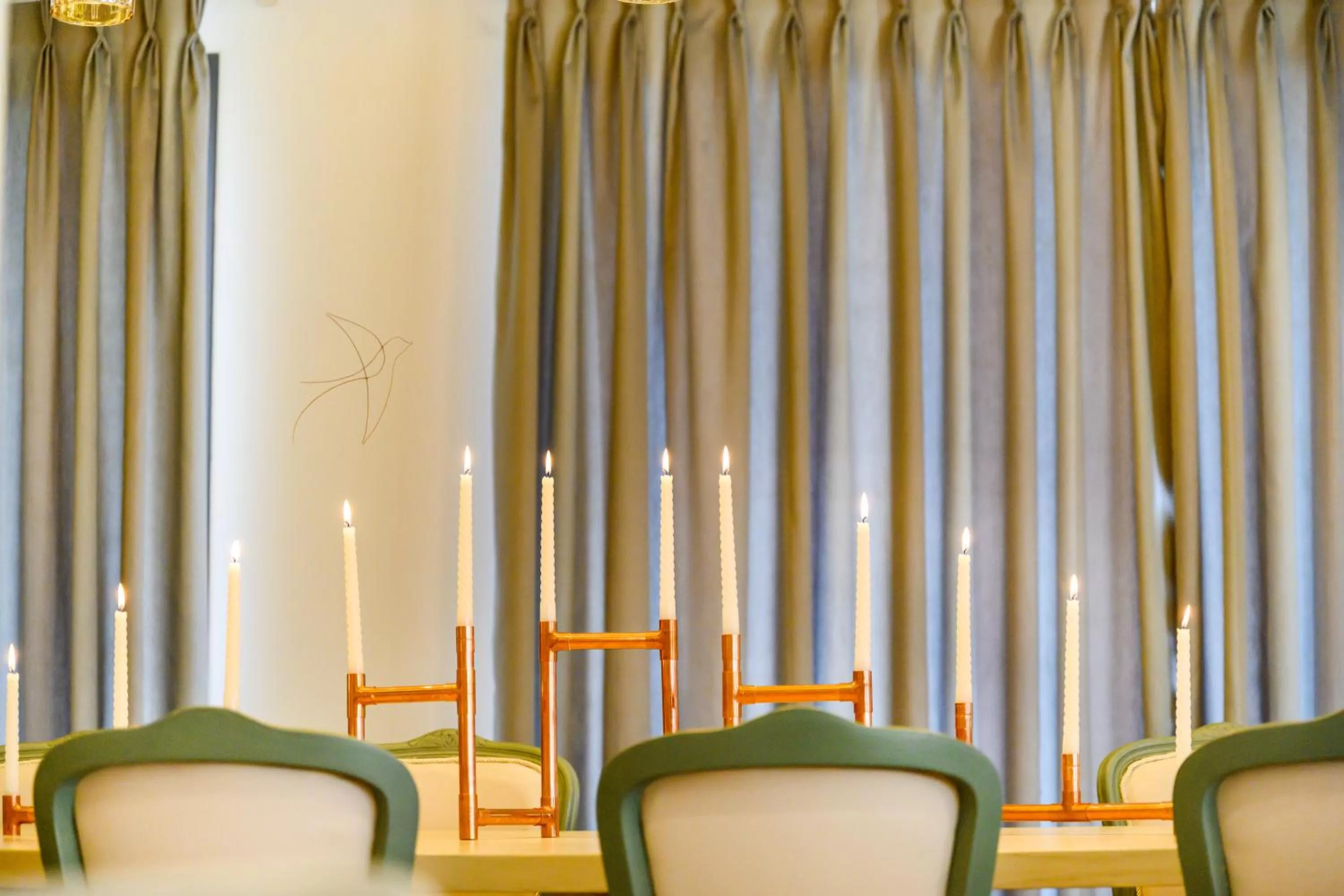 Restaurant/places to eat in Emerald Suites