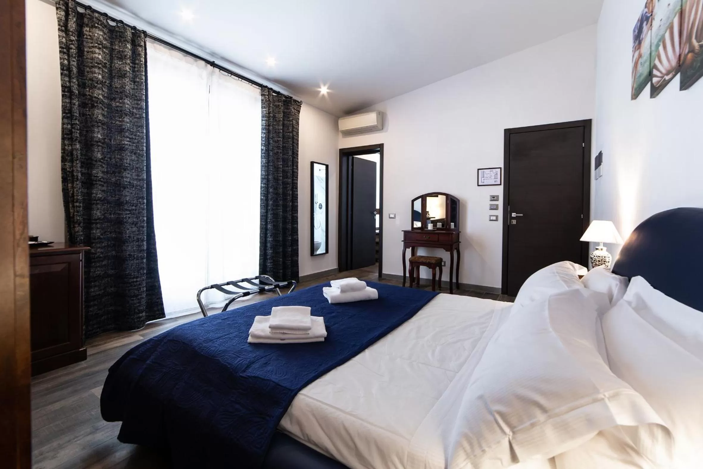 Photo of the whole room, Bed in Medici Soderini