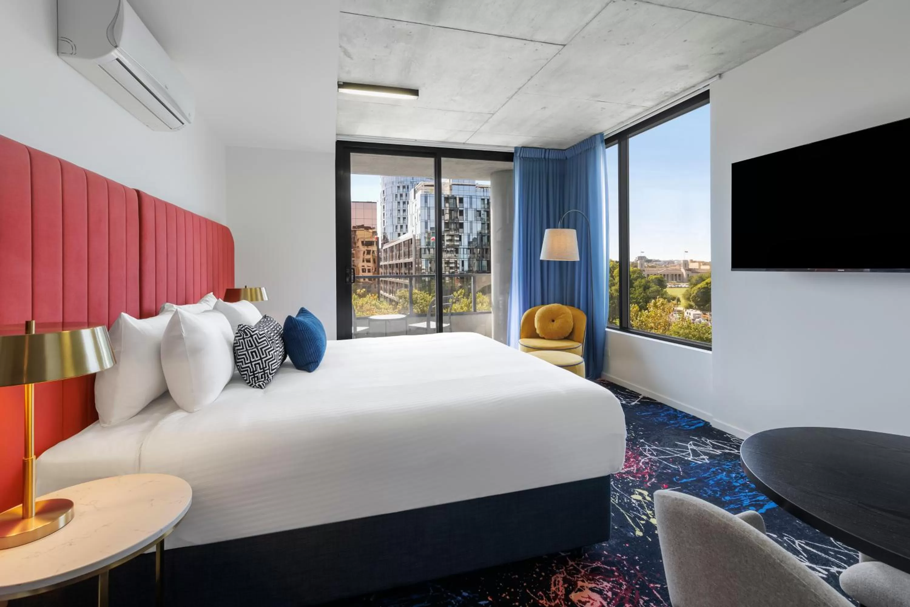 Bed in Mercure Melbourne St Kilda Road