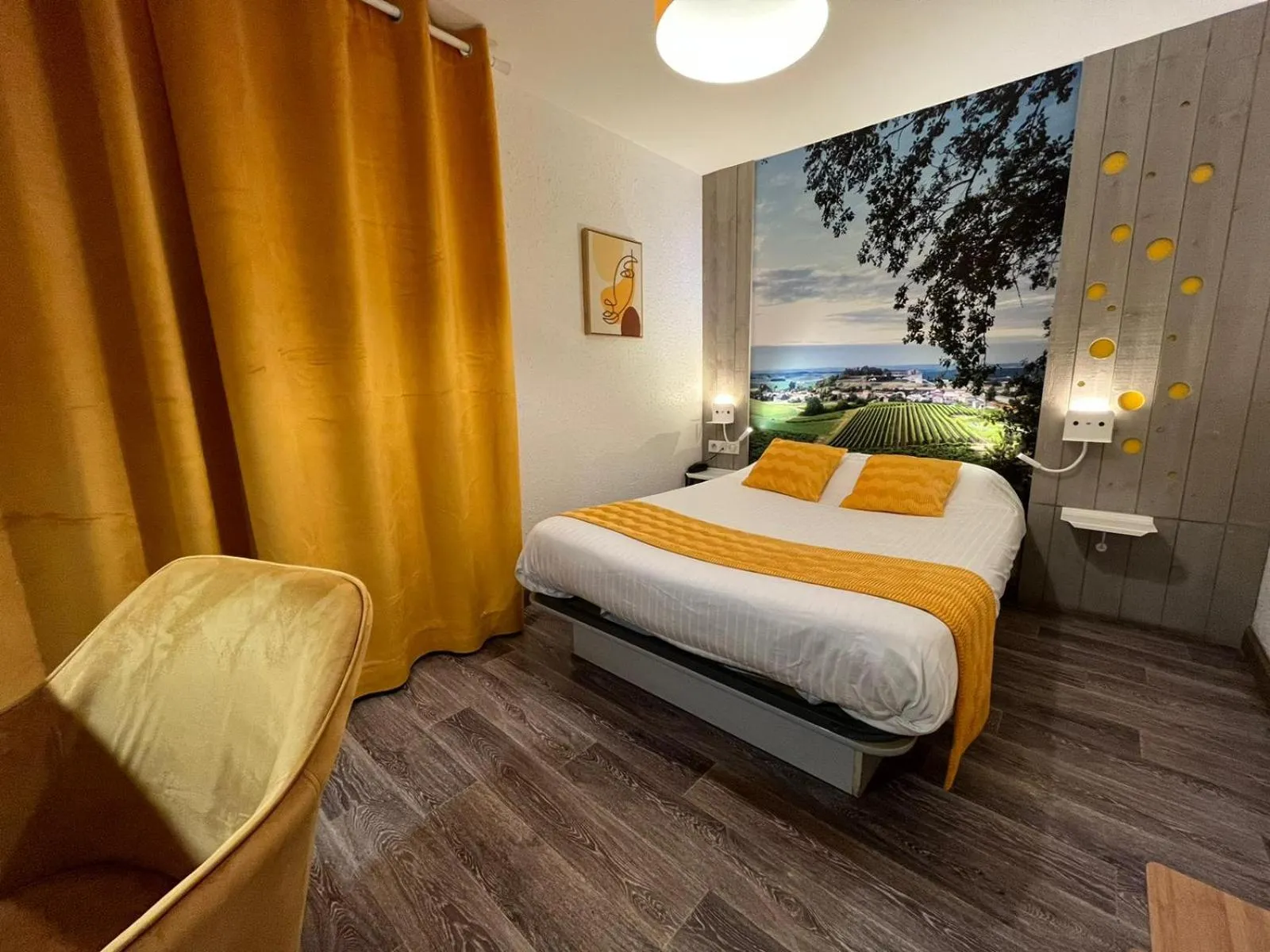 Bed in Cit'Hotel Le Cheval Blanc, Cognac Centre