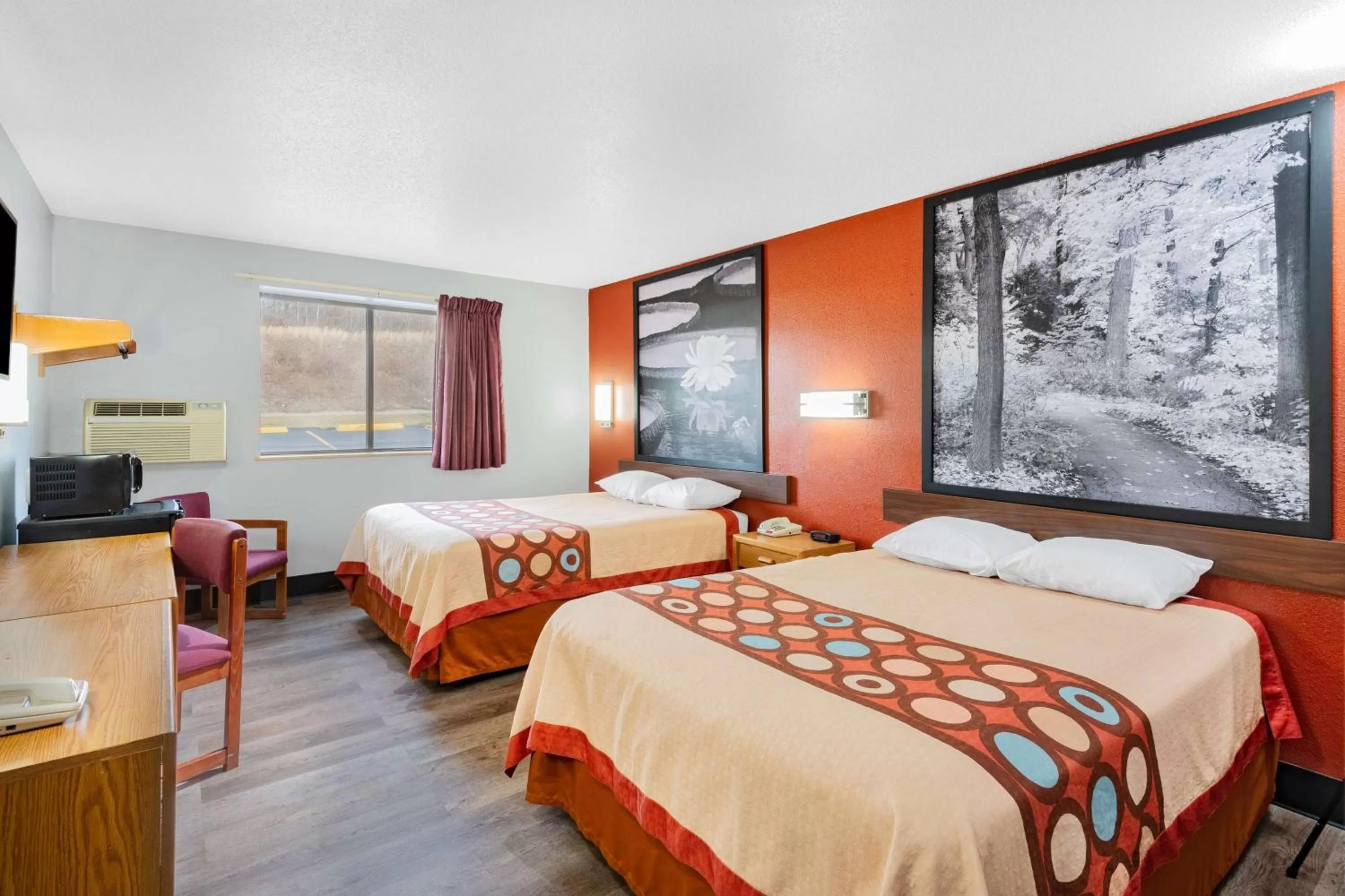 Photo of the whole room, Bed in Super 8 by Wyndham Waynesburg