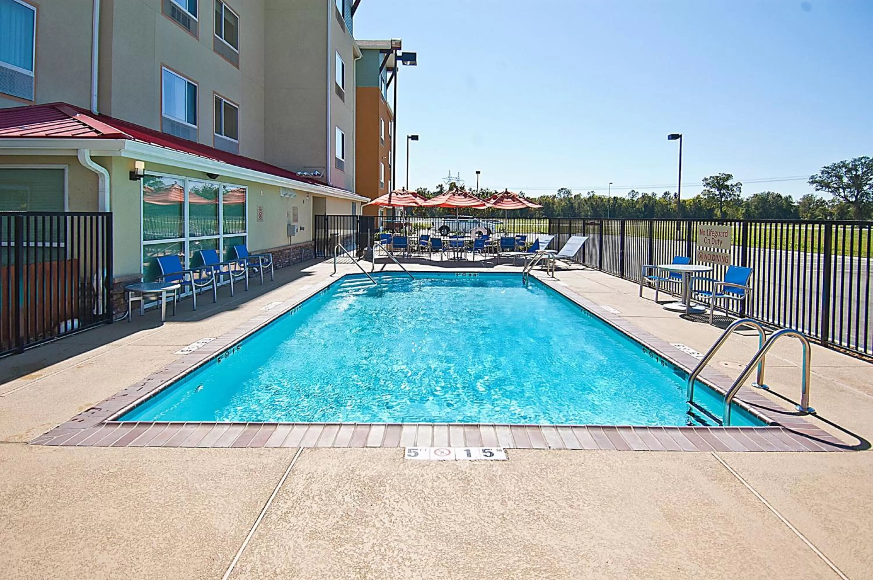 Swimming pool in TownePlace Suites by Marriott Baton Rouge Gonzales