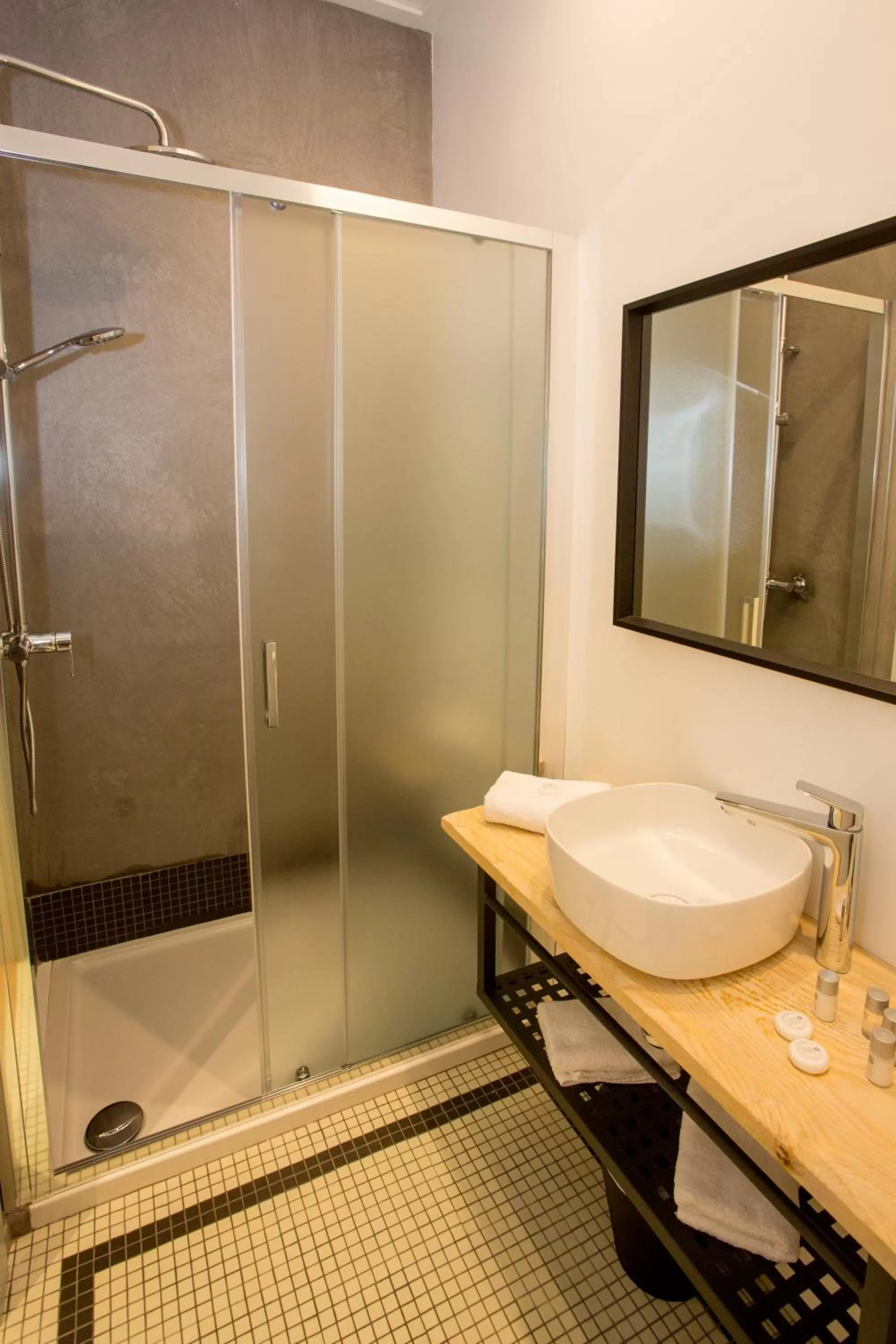 Shower in S30 Reina Victoria