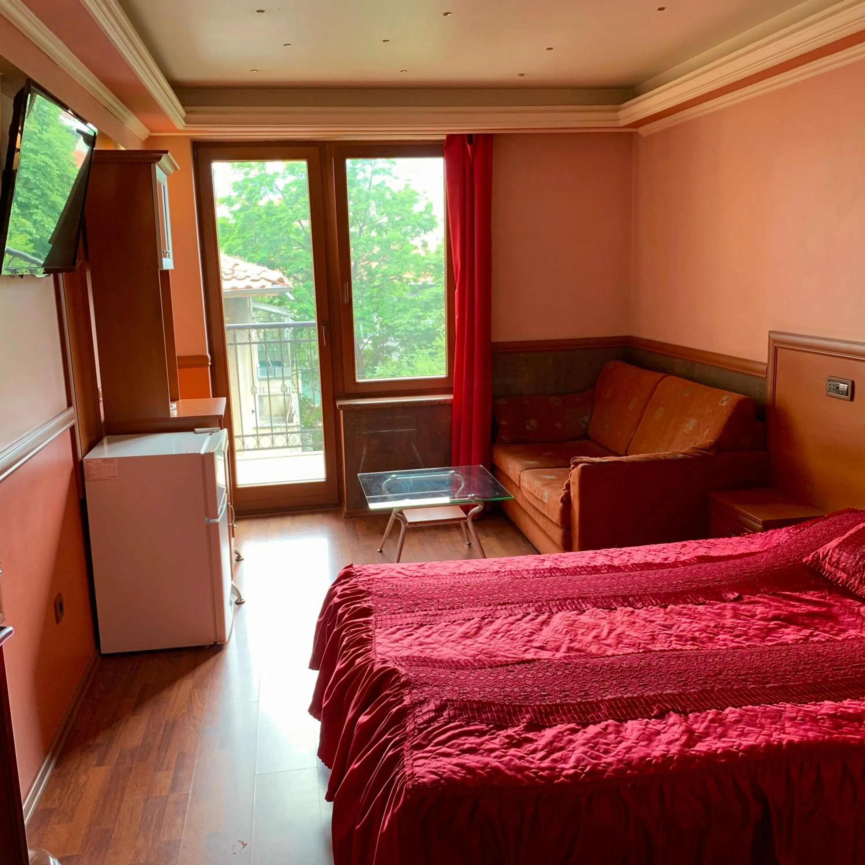 Photo of the whole room, Bed in California Hotel