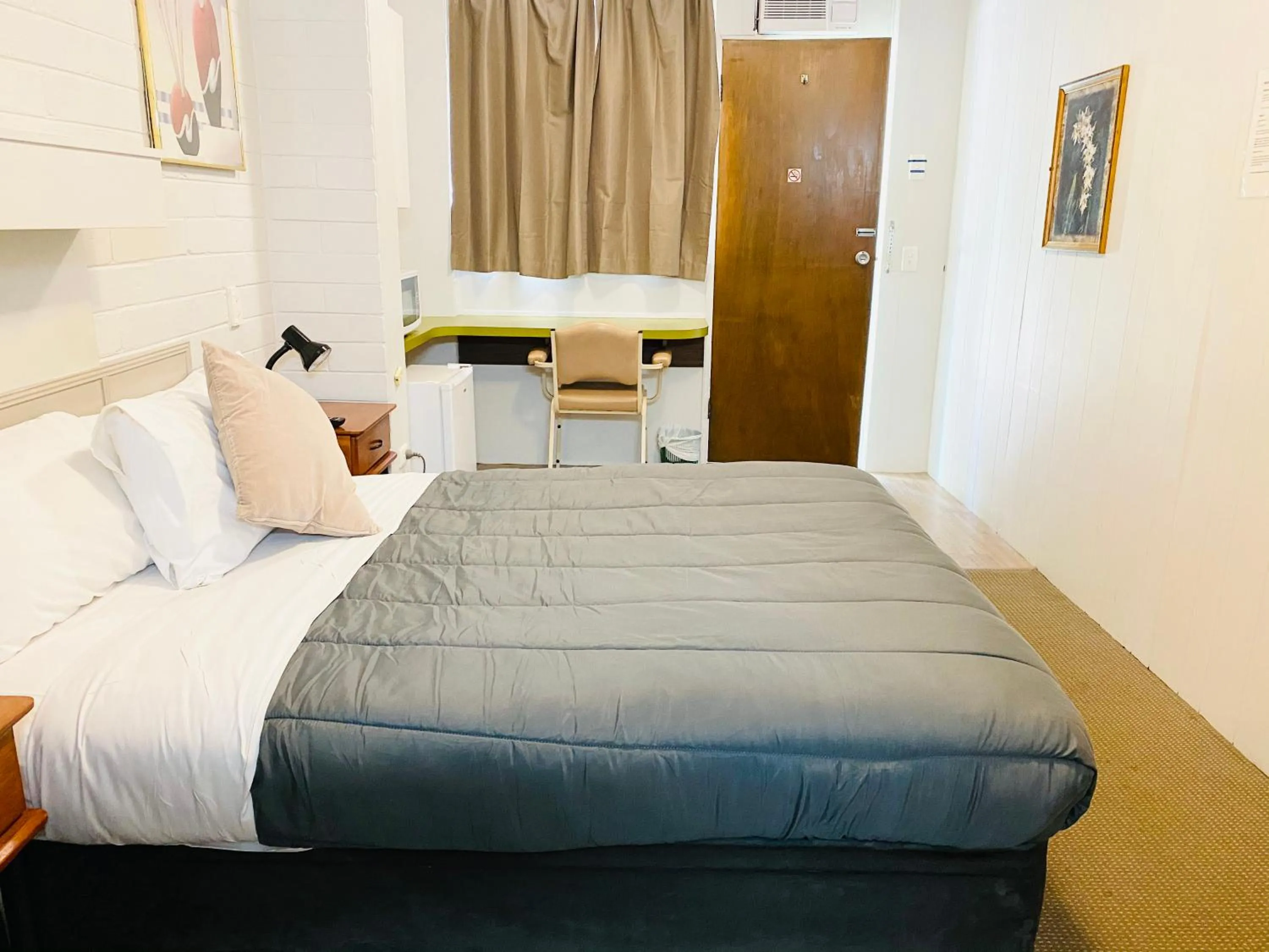 Bed in Millers Cottage Motel