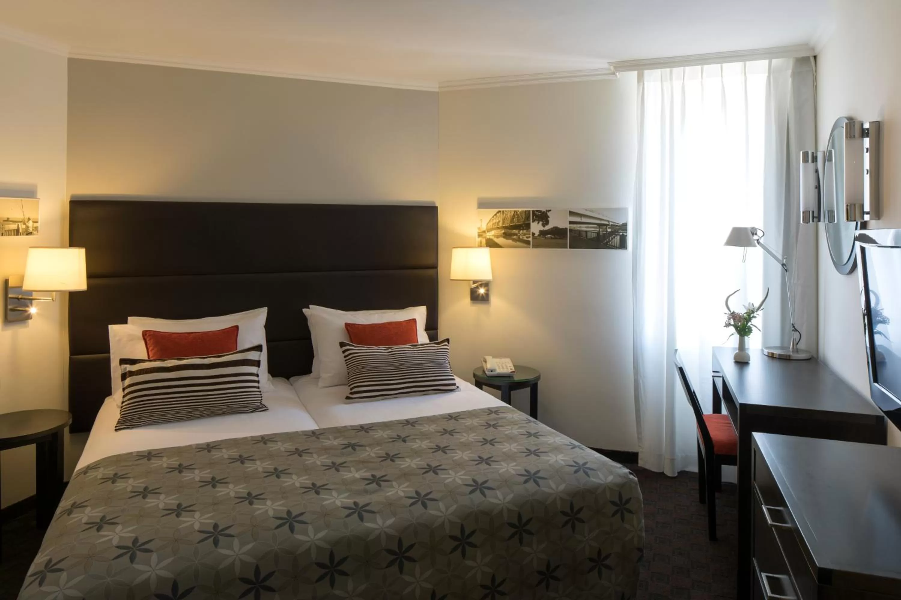 Photo of the whole room, Bed in Metropolitan Hotel