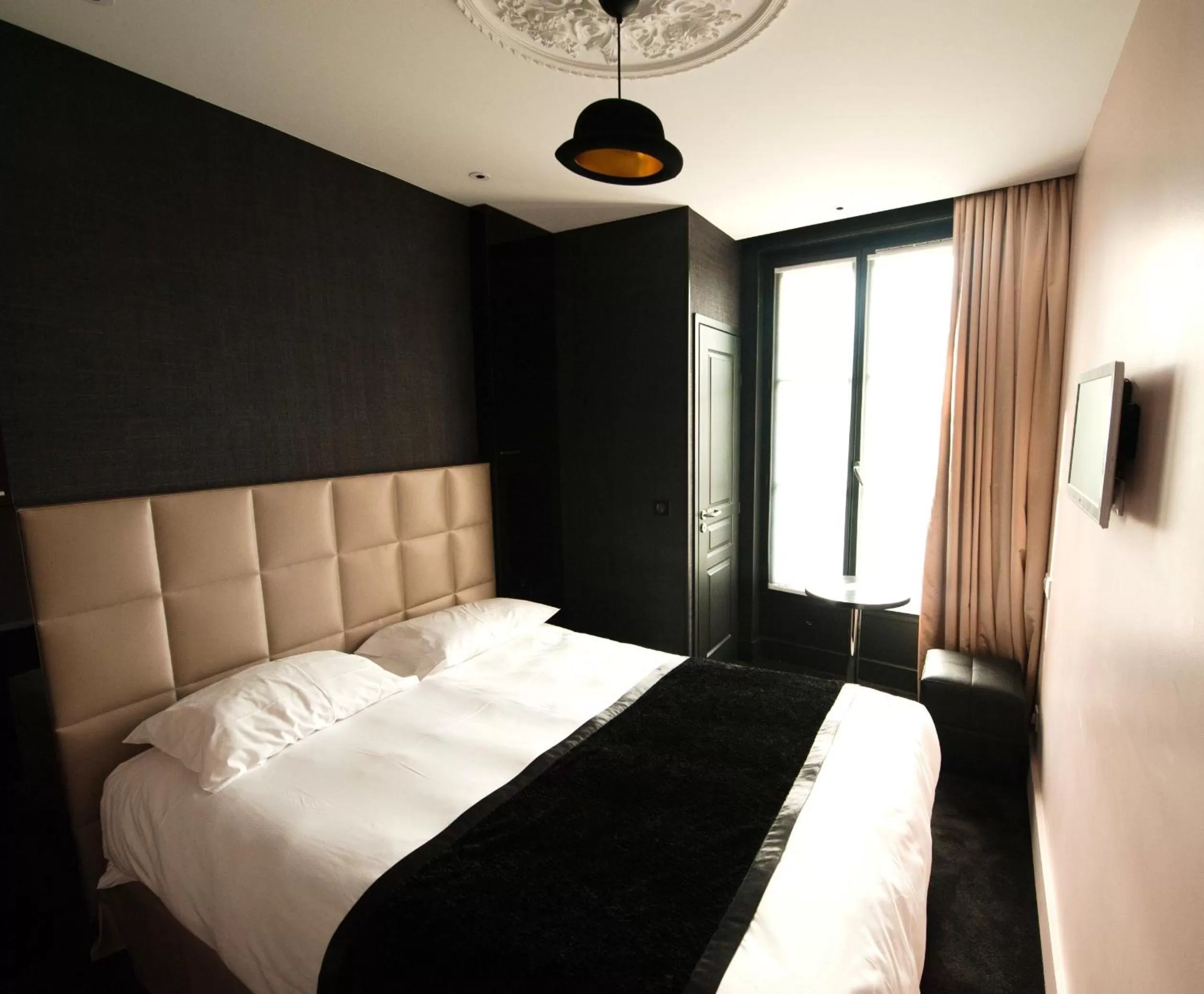 Photo of the whole room, Bed in First Hotel Paris Tour Eiffel