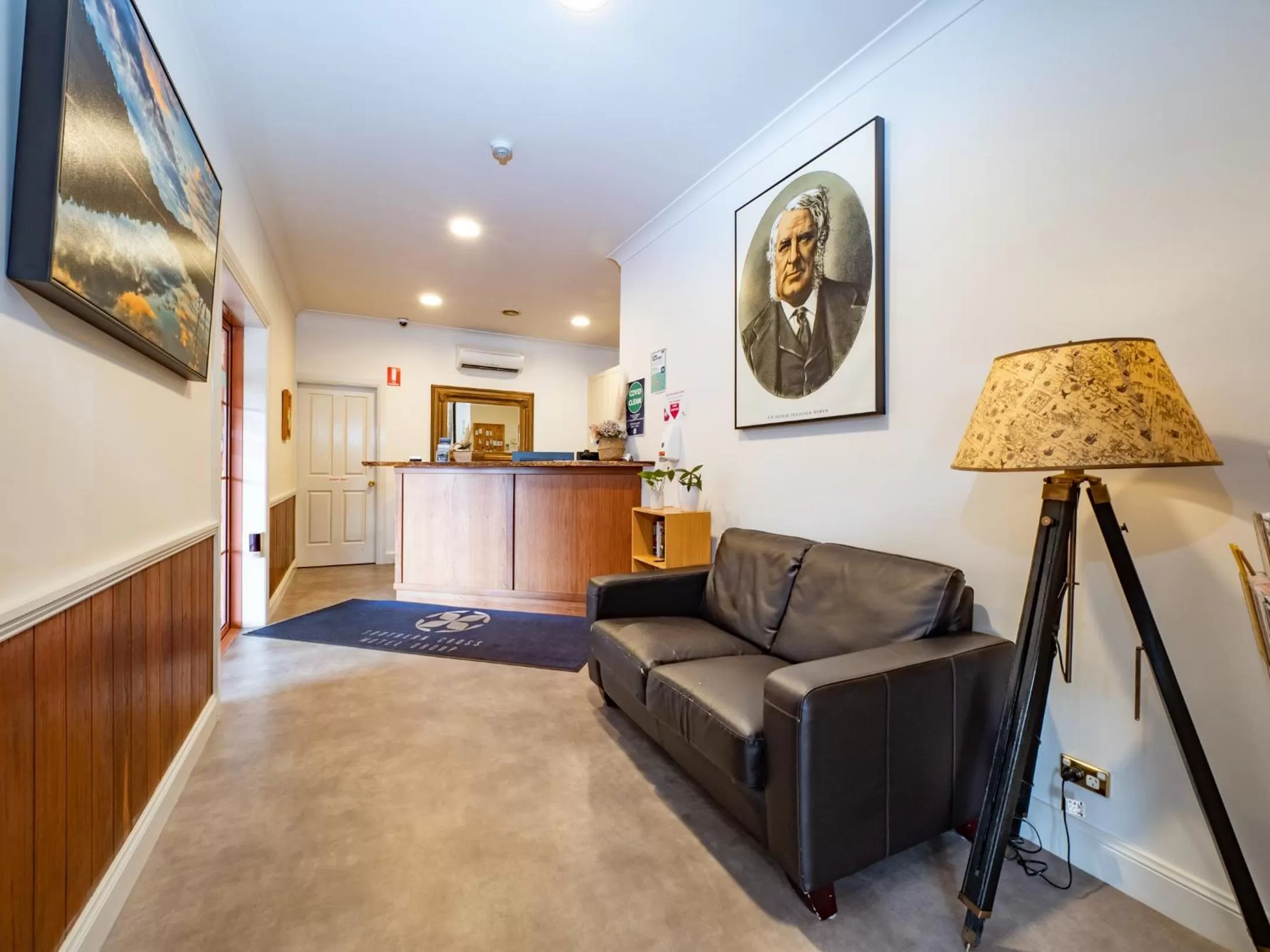 Seating area in Bowen Inn Motel