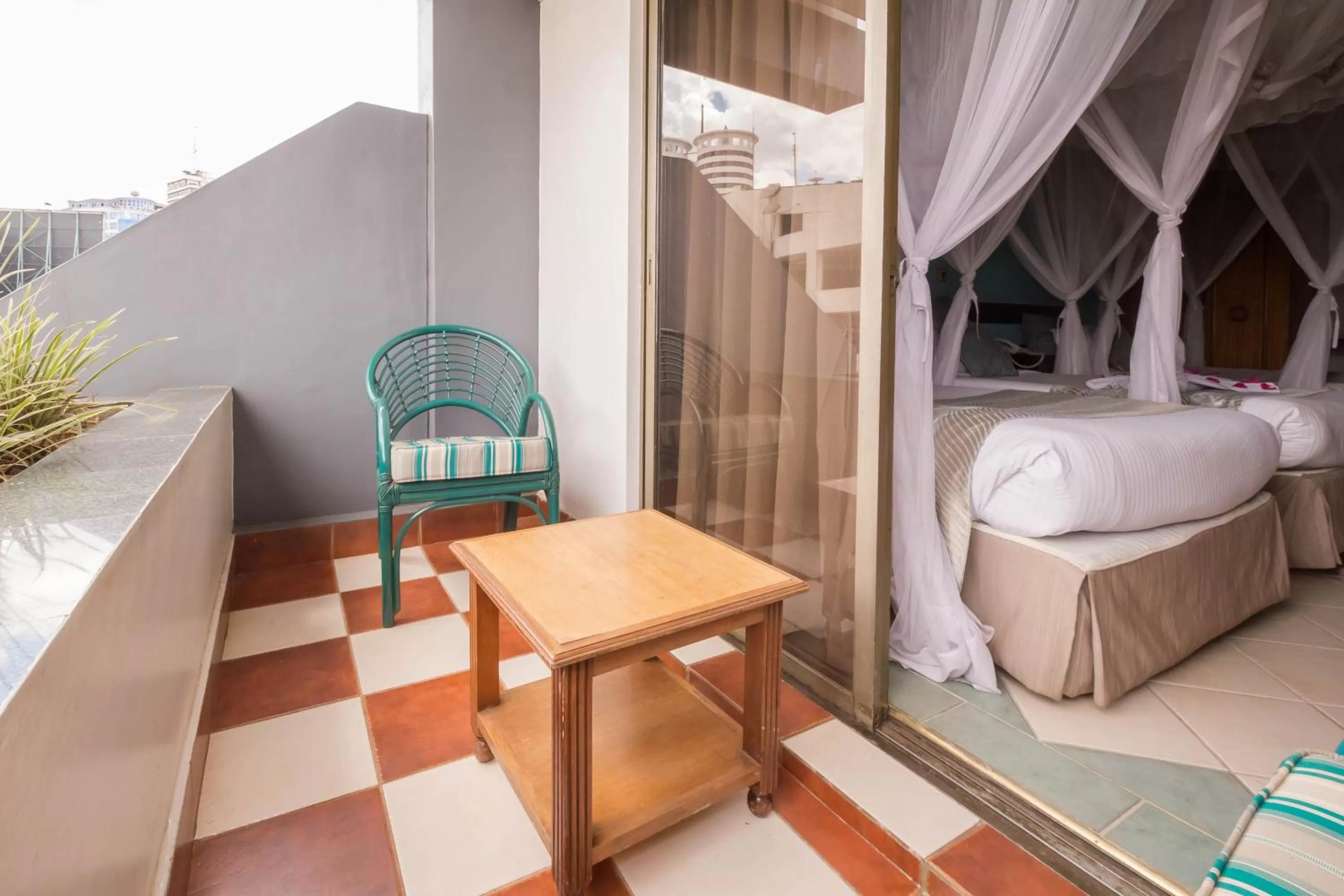 Balcony/Terrace, Bed in Marble Arch Hotel