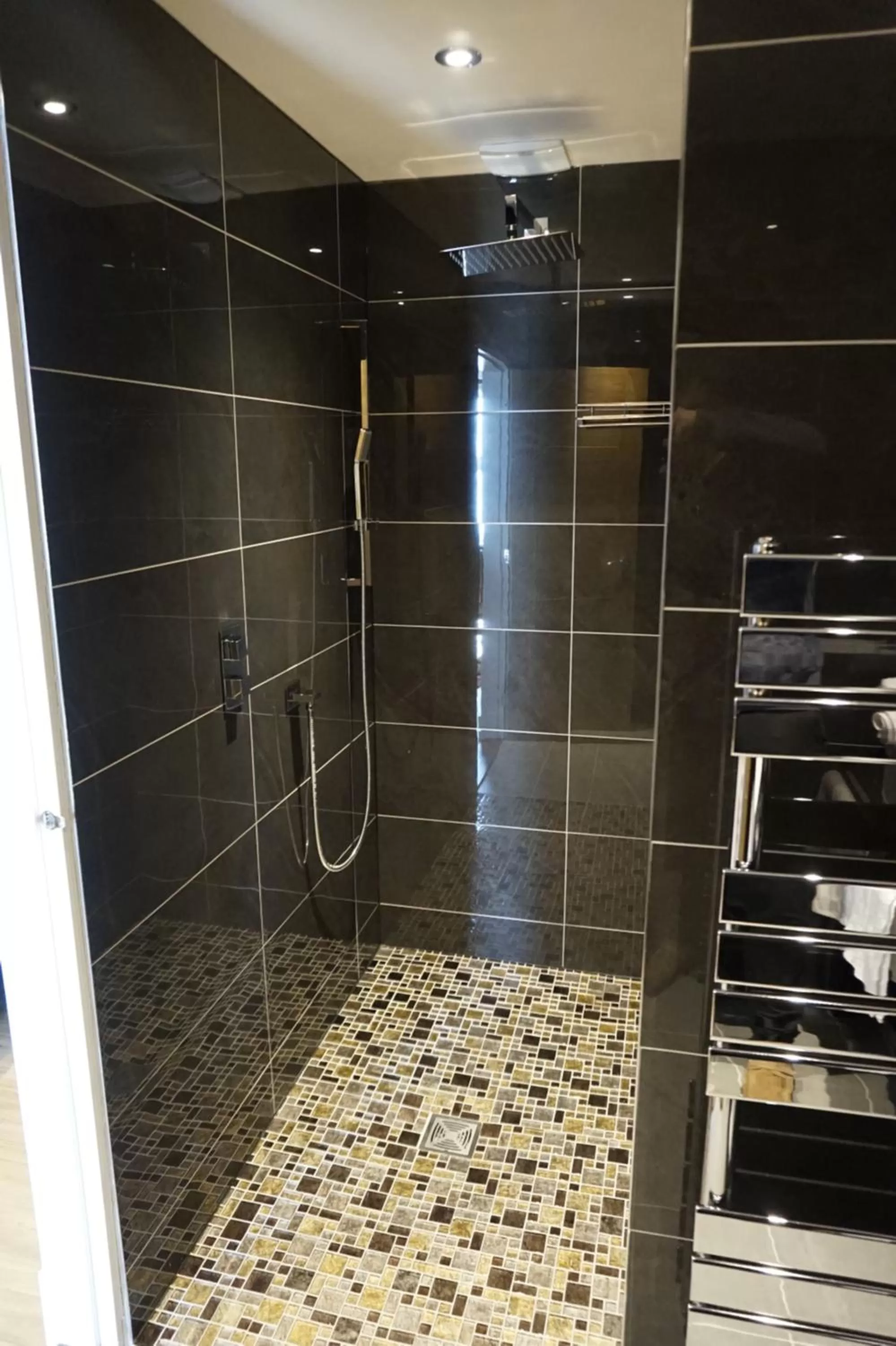 Shower in Halvard Hotel