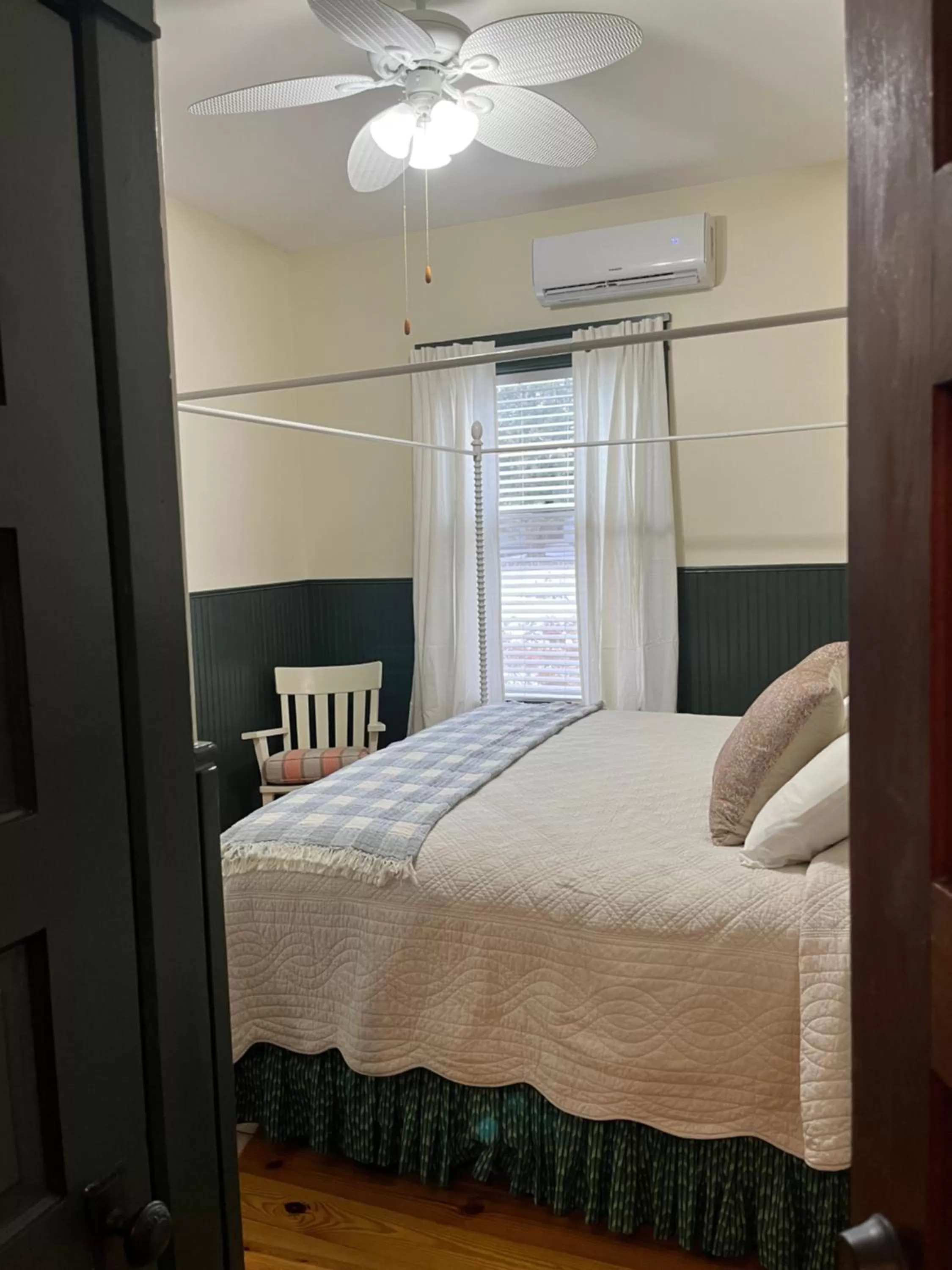 Bedroom, Bed in Terrace Inn and 1911 Restaurant