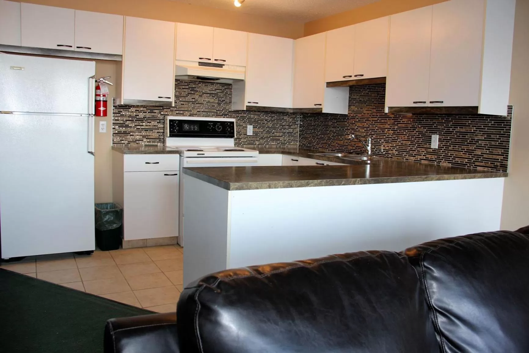 Kitchen or kitchenette in Travelodge by Wyndham Lacombe