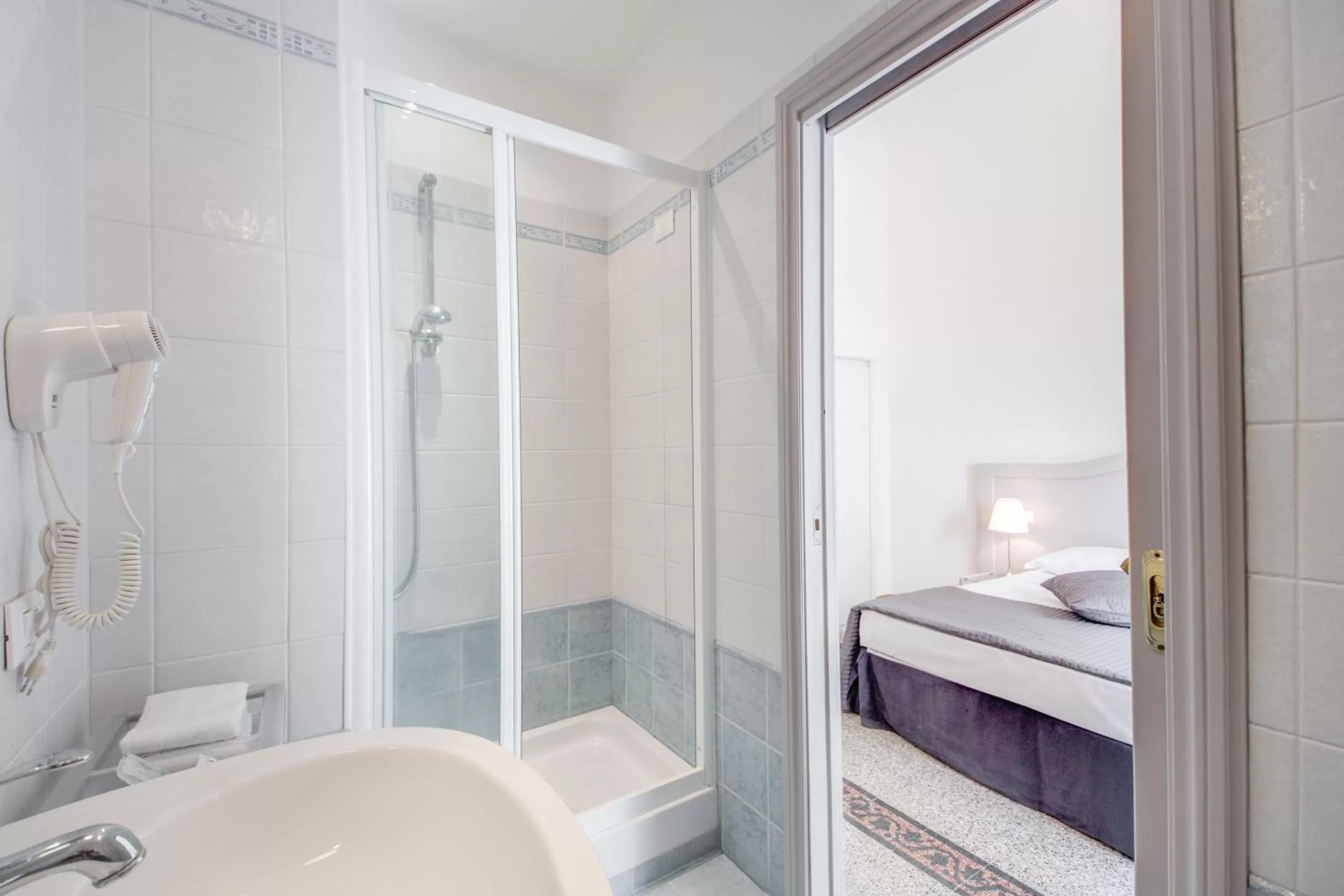 Bathroom in Biancorèroma B&B