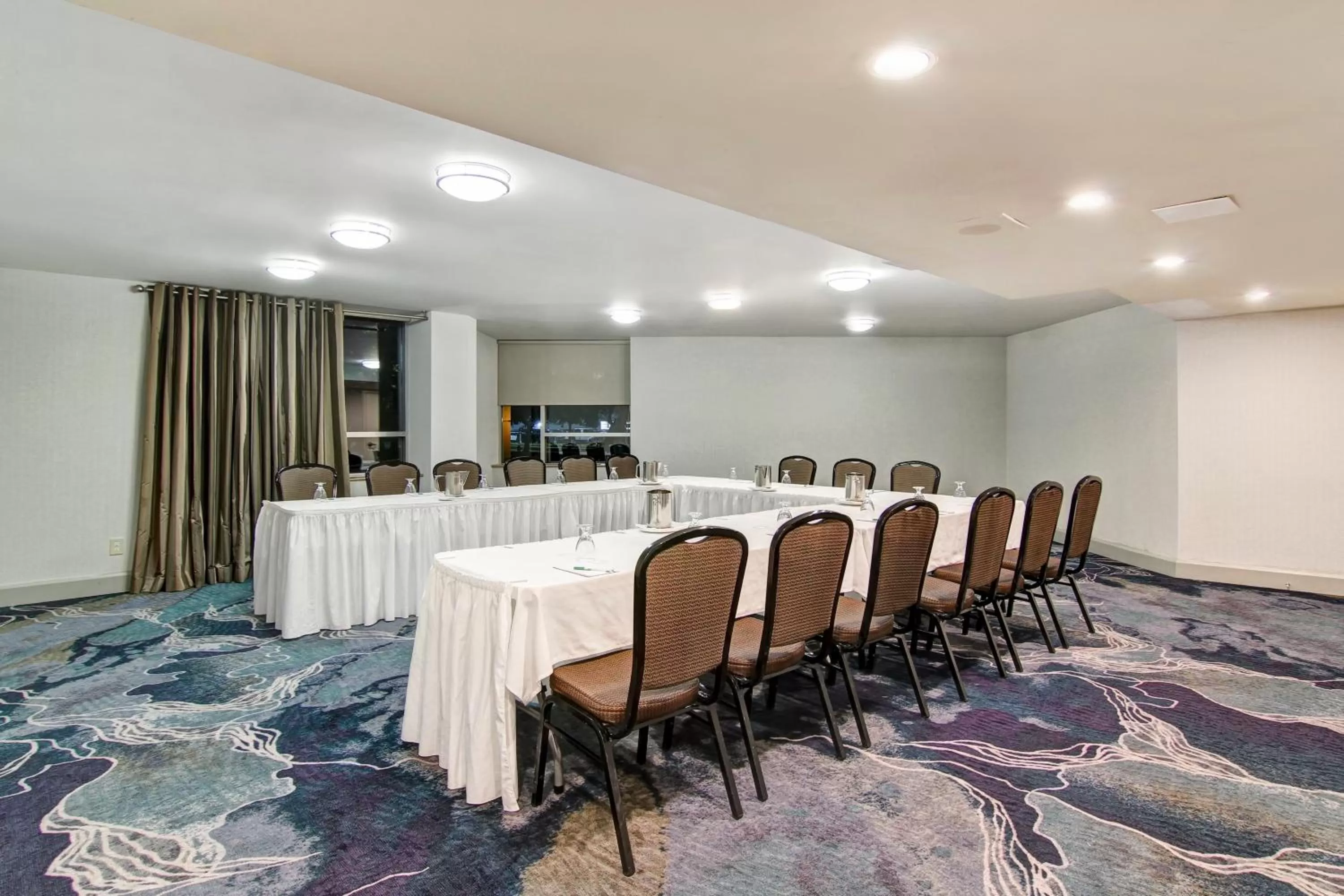 Meeting/conference room in Holiday Inn Oakville Centre by IHG