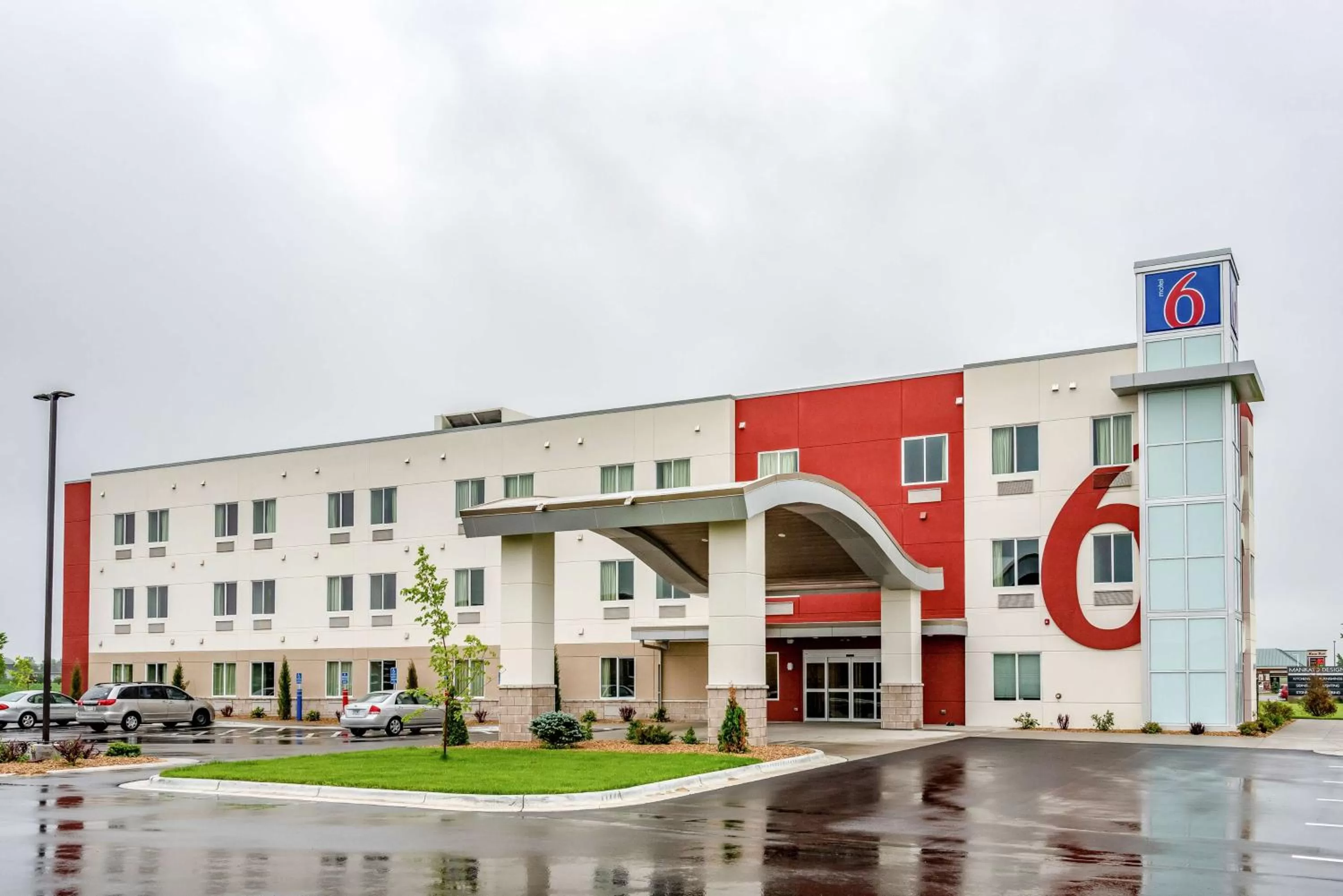 Property building in Motel 6-Mankato, MN