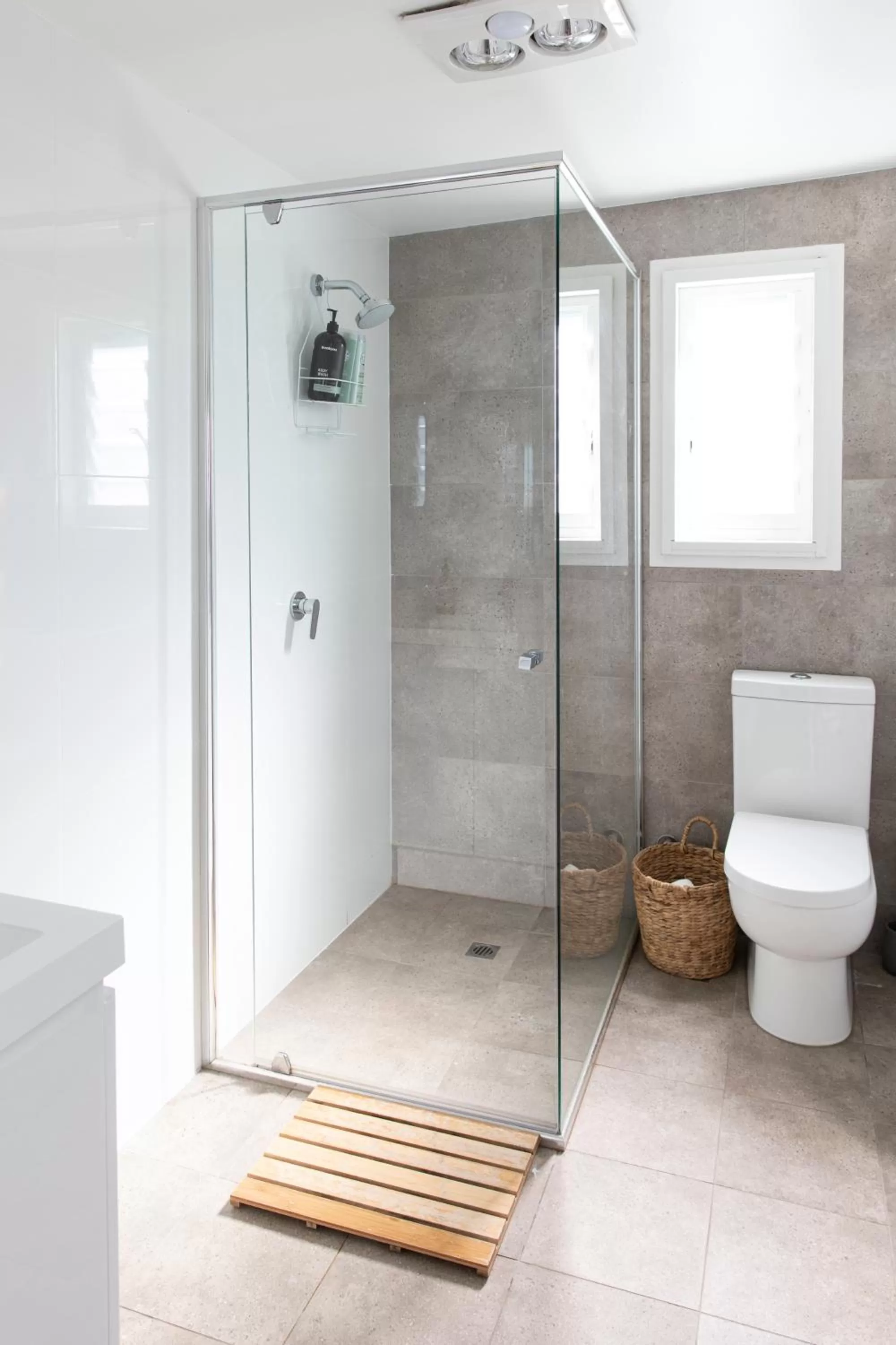 Bathroom in Robertson Public House and Kitchen