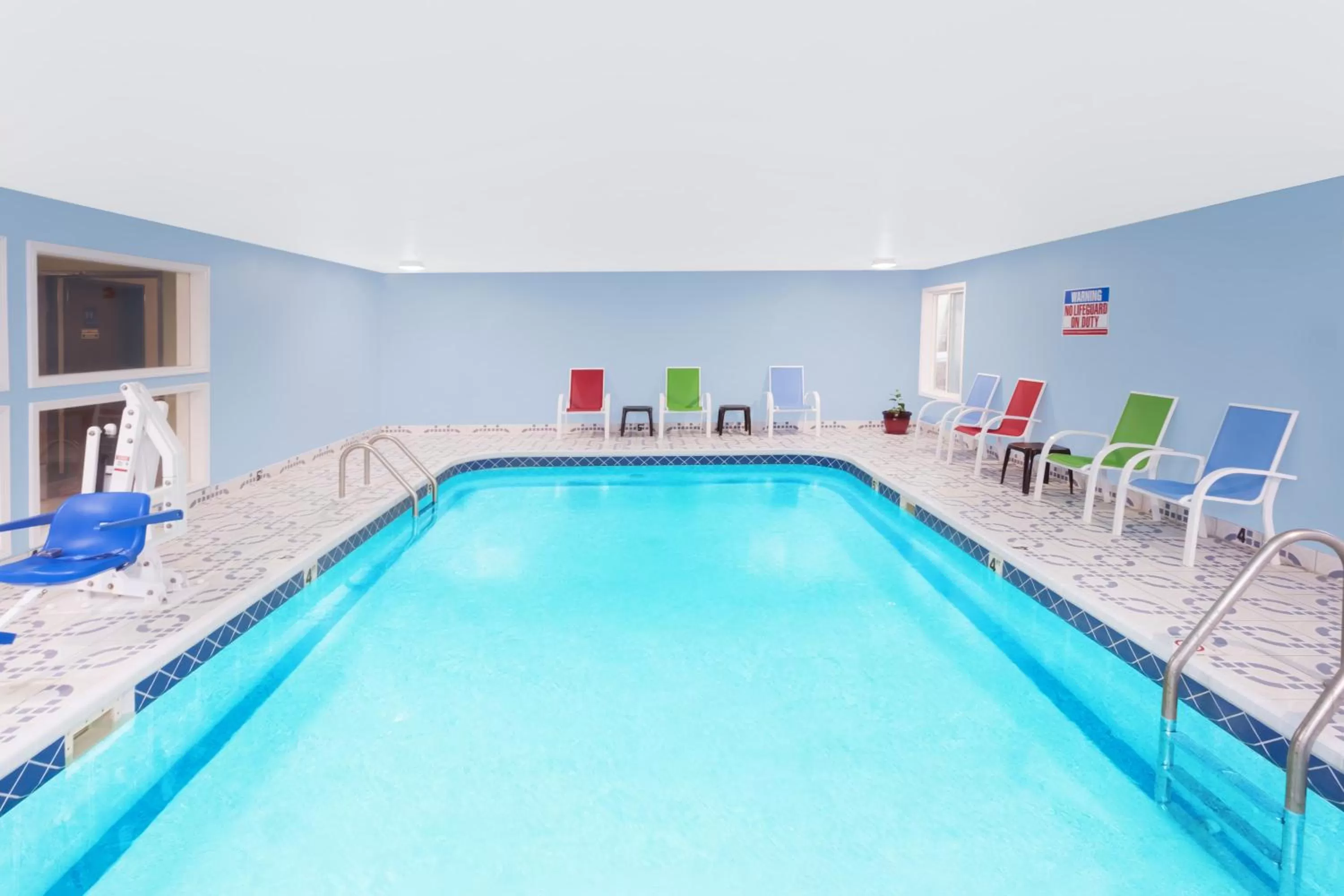 Swimming pool in Days Inn by Wyndham Springfield