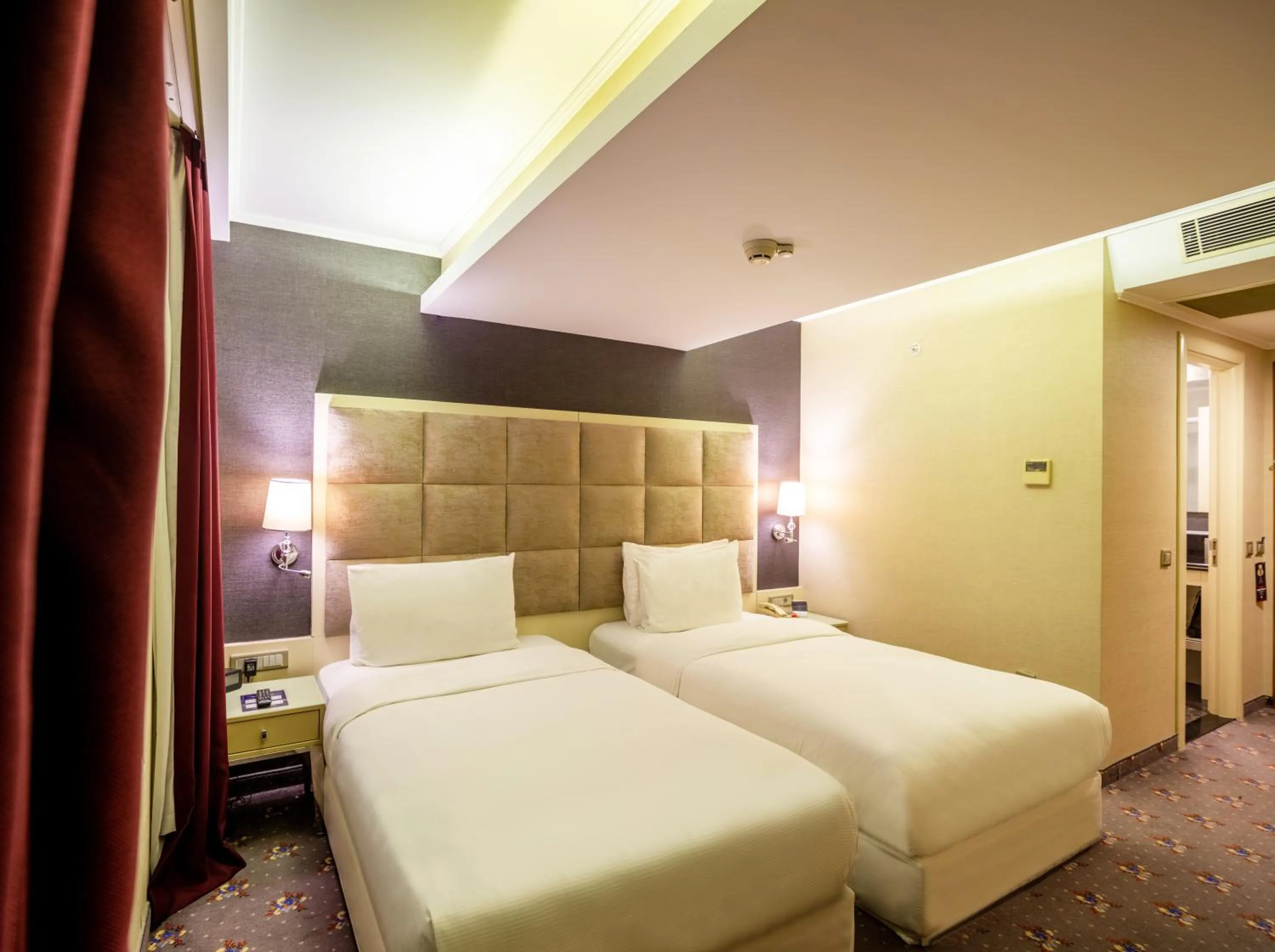Bed in DoubleTree by Hilton Izmir - Alsancak