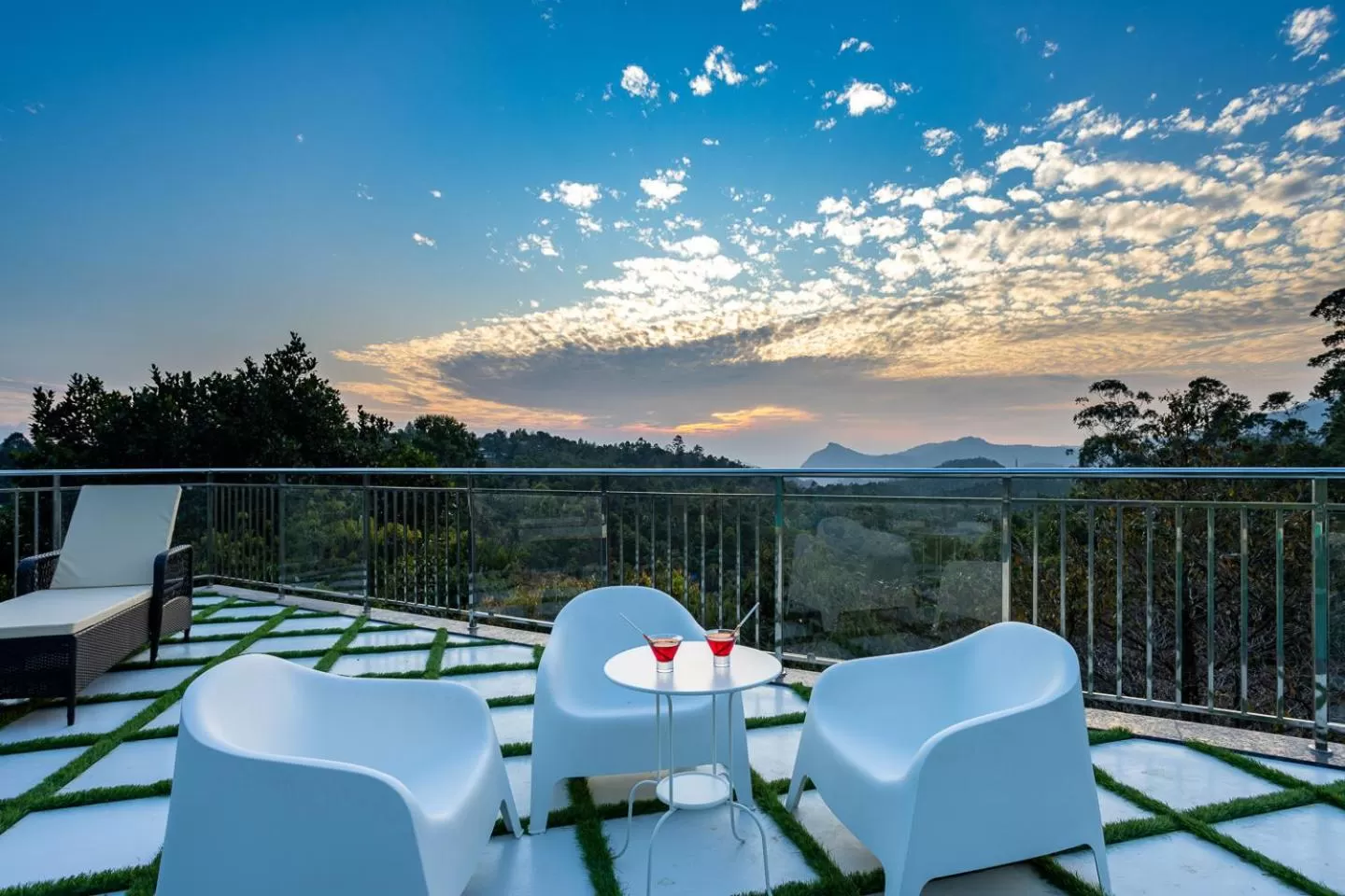 Swimming pool in HOTEL WHITE HOUSE, Munnar