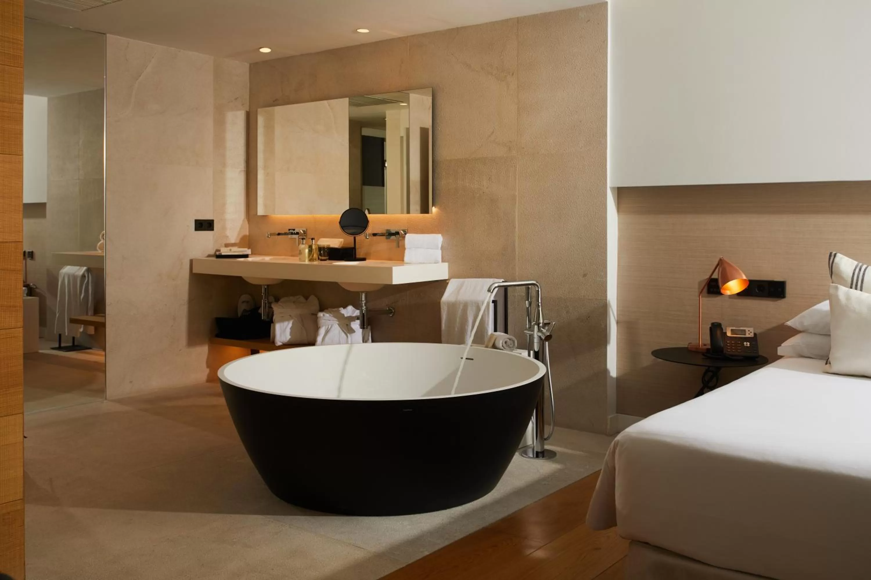 Hot Tub, Bed in Nakar Hotel