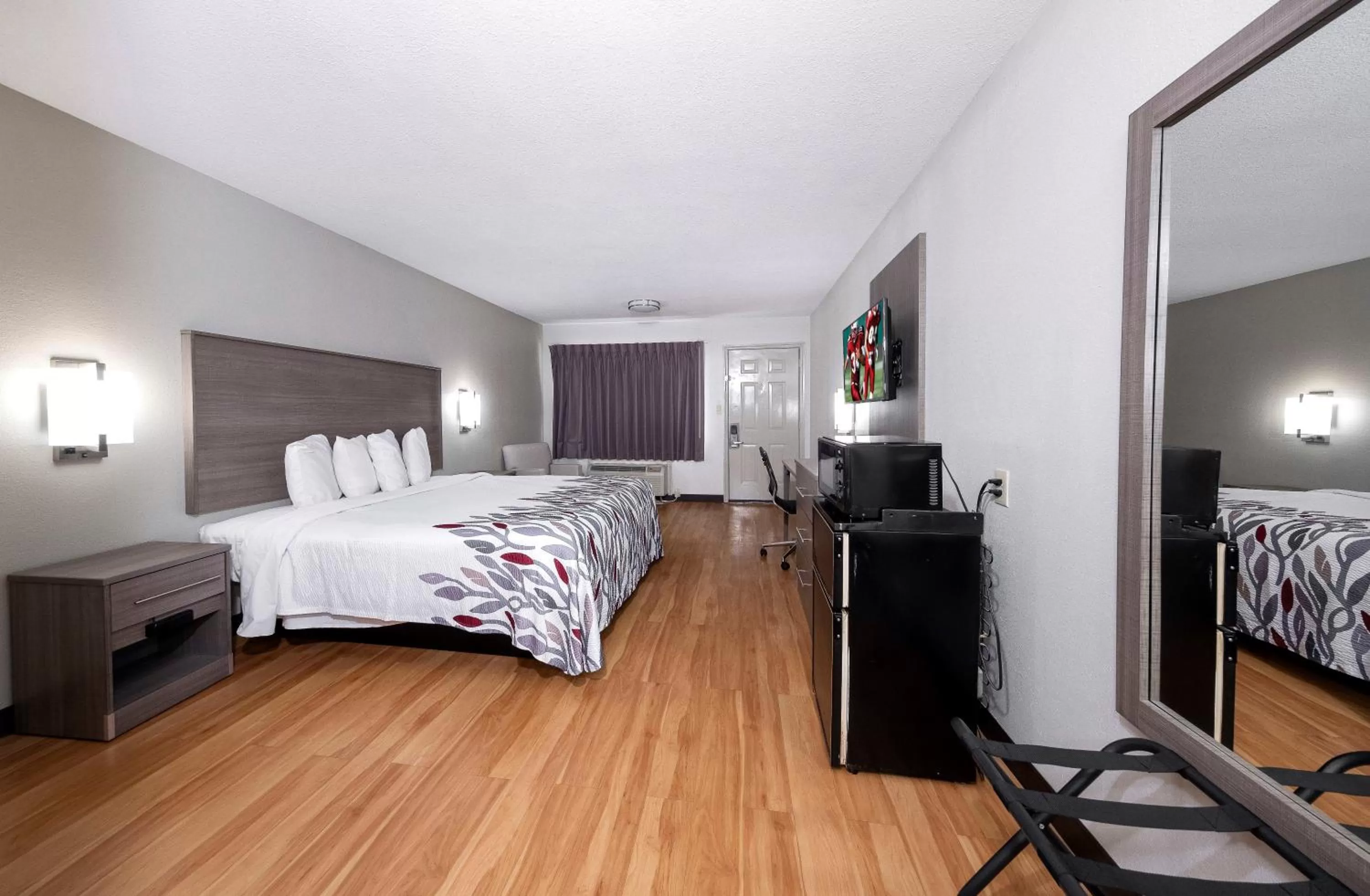 Photo of the whole room, Bed in Red Roof Inn Bay Minette