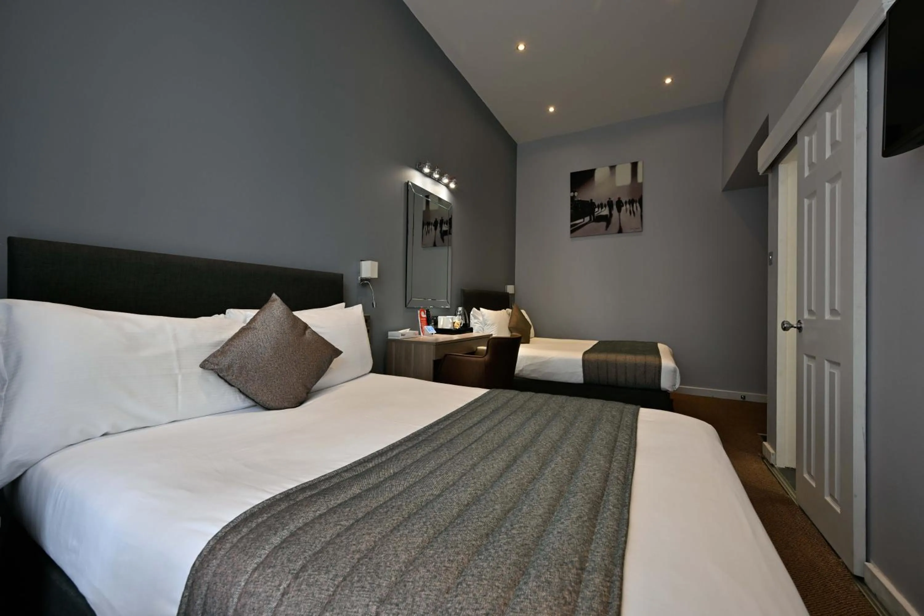 Bedroom, Bed in Duke Of Leinster Hotel