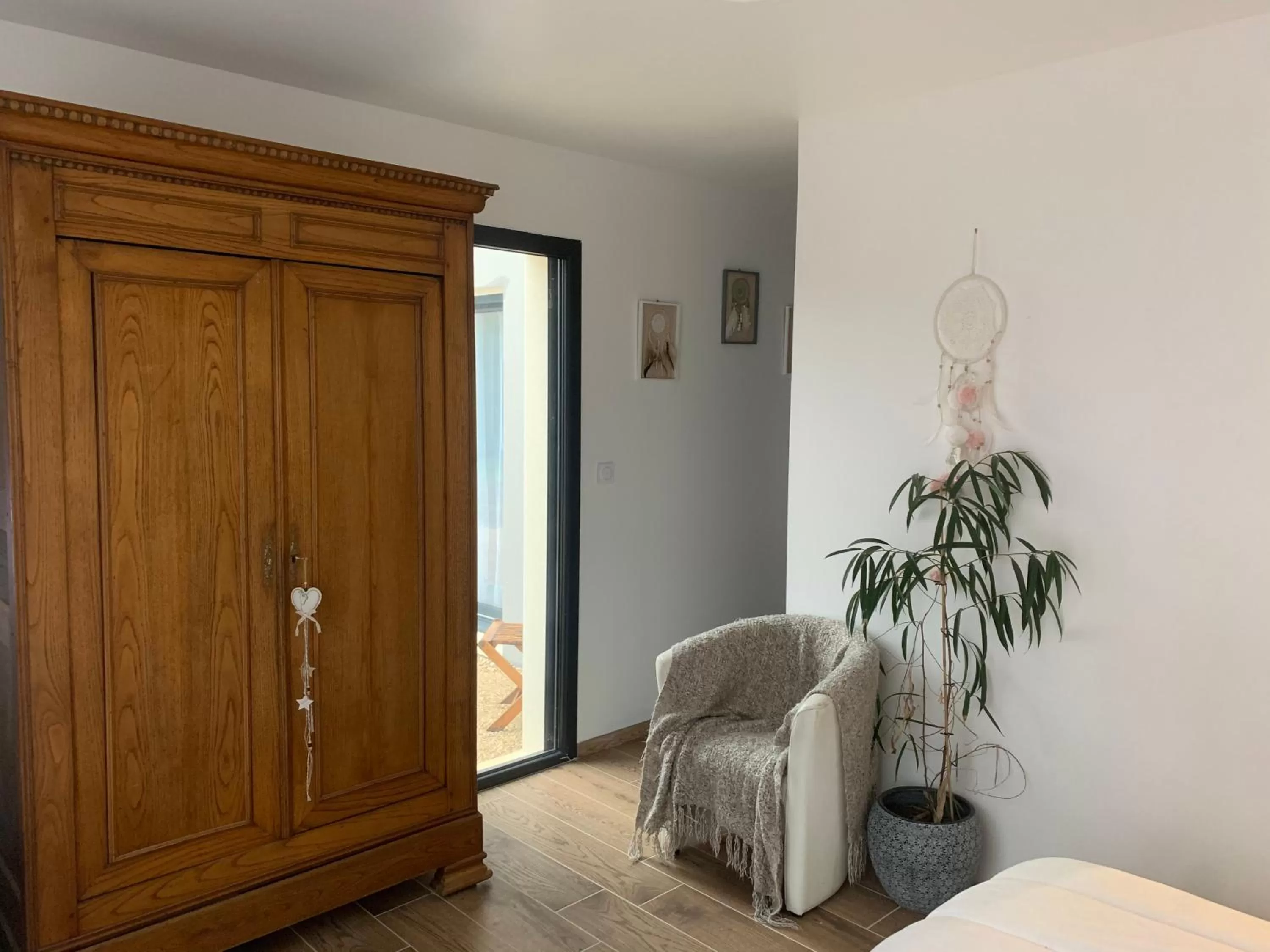 Photo of the whole room, Seating Area in Quiniere - Entre Lac et Forêt