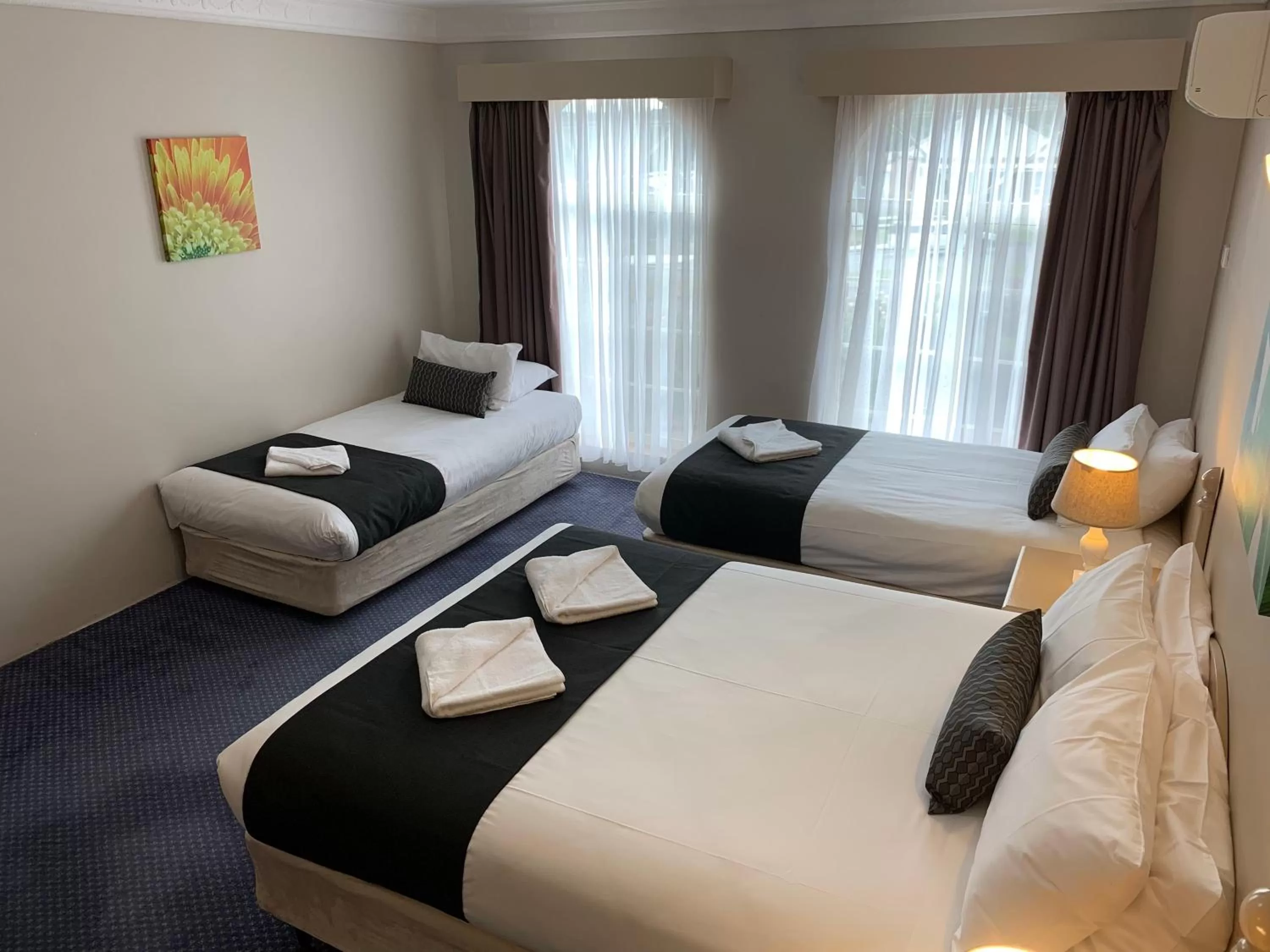 Bedroom, Bed in Heritage Motor Inn Goulburn