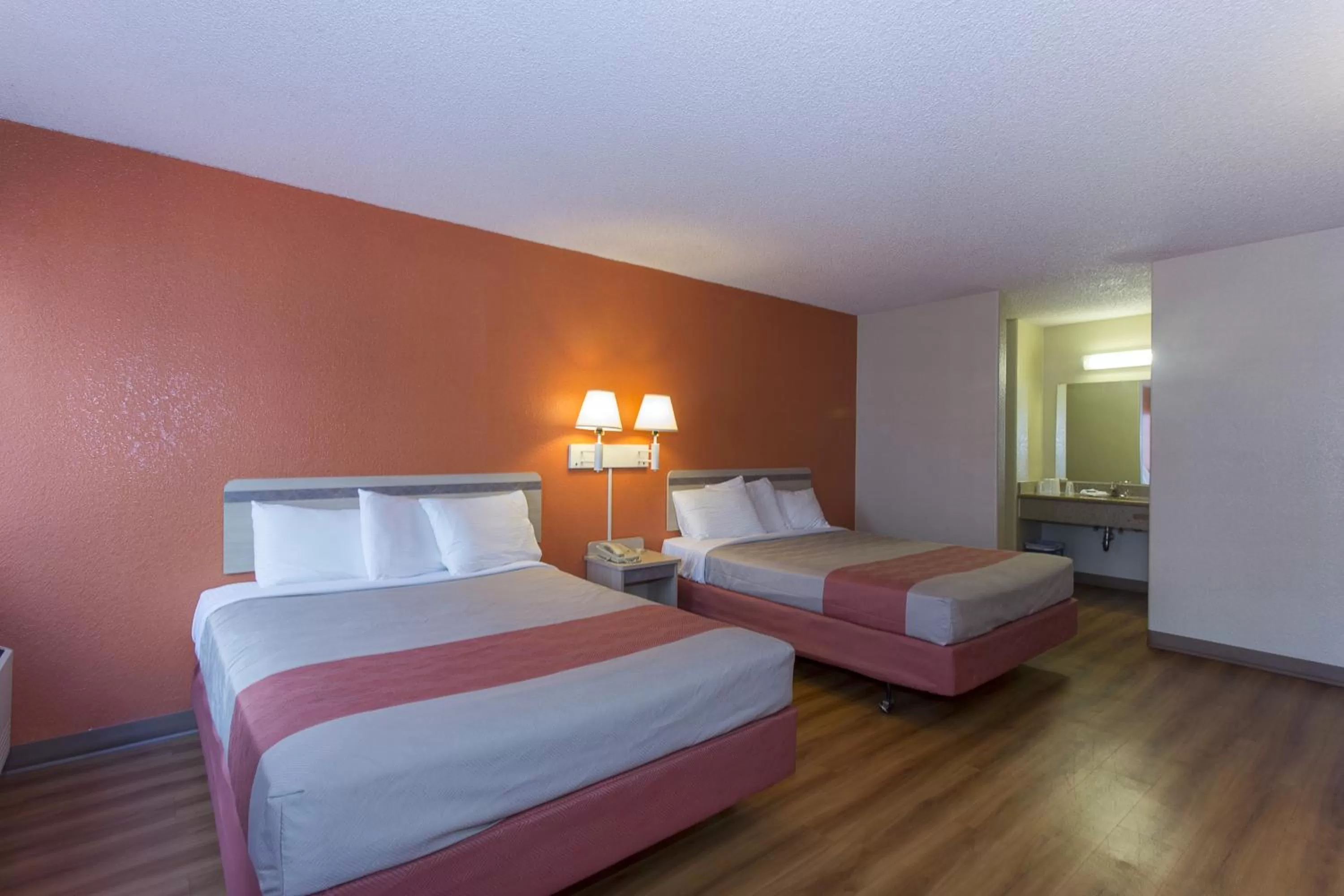 Photo of the whole room, Bed in Motel 6 San Francisco Downtown